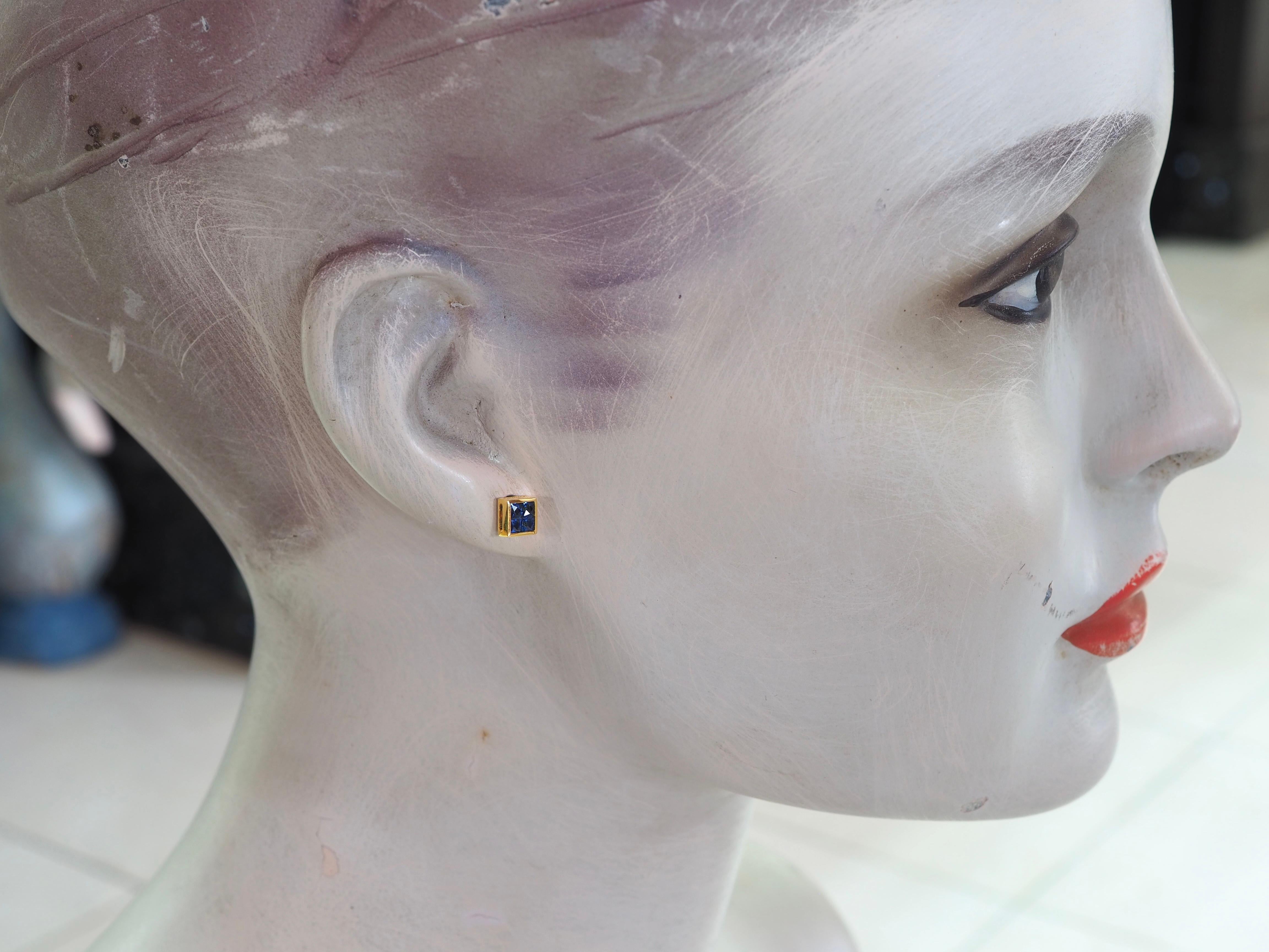 18K Gold 1.20ct Squared Blue Sapphires Stud Earrings For Sale 3