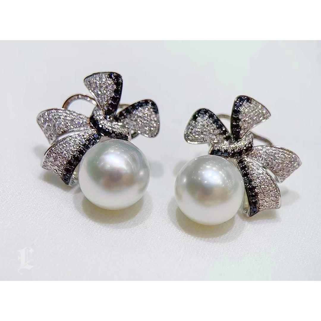 【Crown Radiance】Ribbon Charm Aurora South Sea Pearl Diamond Stud Earrings In New Condition For Sale In New York, NY
