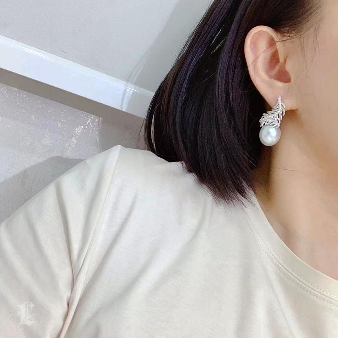 【Crown Radiance】Pendientes de diamantes con perlas del mar del sur de Aurora de plumas celestiales Sin cortar en venta