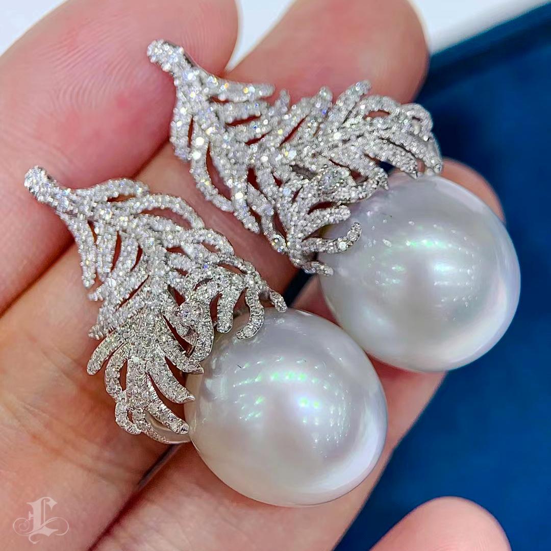 【Crown Radiance】Pendientes de diamantes con perlas del mar del sur de Aurora de plumas celestiales en Nuevo estado para la venta en New York, NY