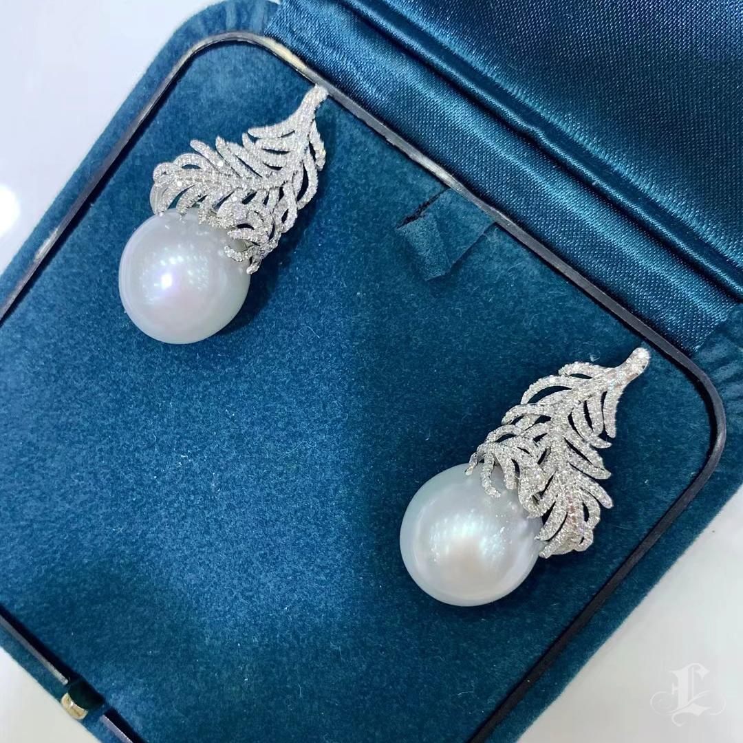 De las mujeres 【Crown Radiance】Pendientes de diamantes con perlas del mar del sur de Aurora de plumas celestiales en venta