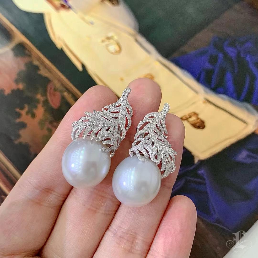 【Crown Radiance】Pendientes de diamantes con perlas del mar del sur de Aurora de plumas celestiales en venta 1