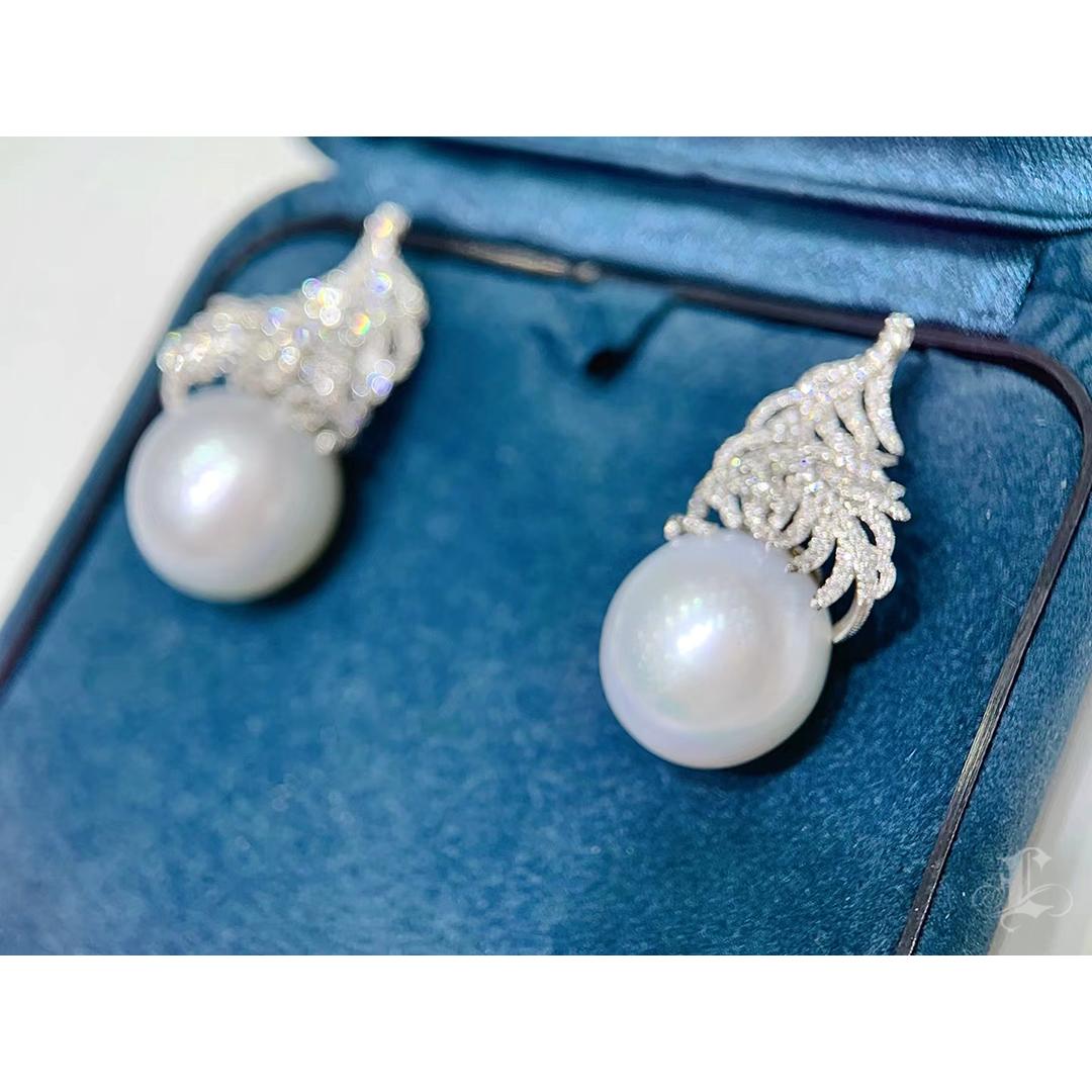 【Crown Radiance】Pendientes de diamantes con perlas del mar del sur de Aurora de plumas celestiales en venta 2