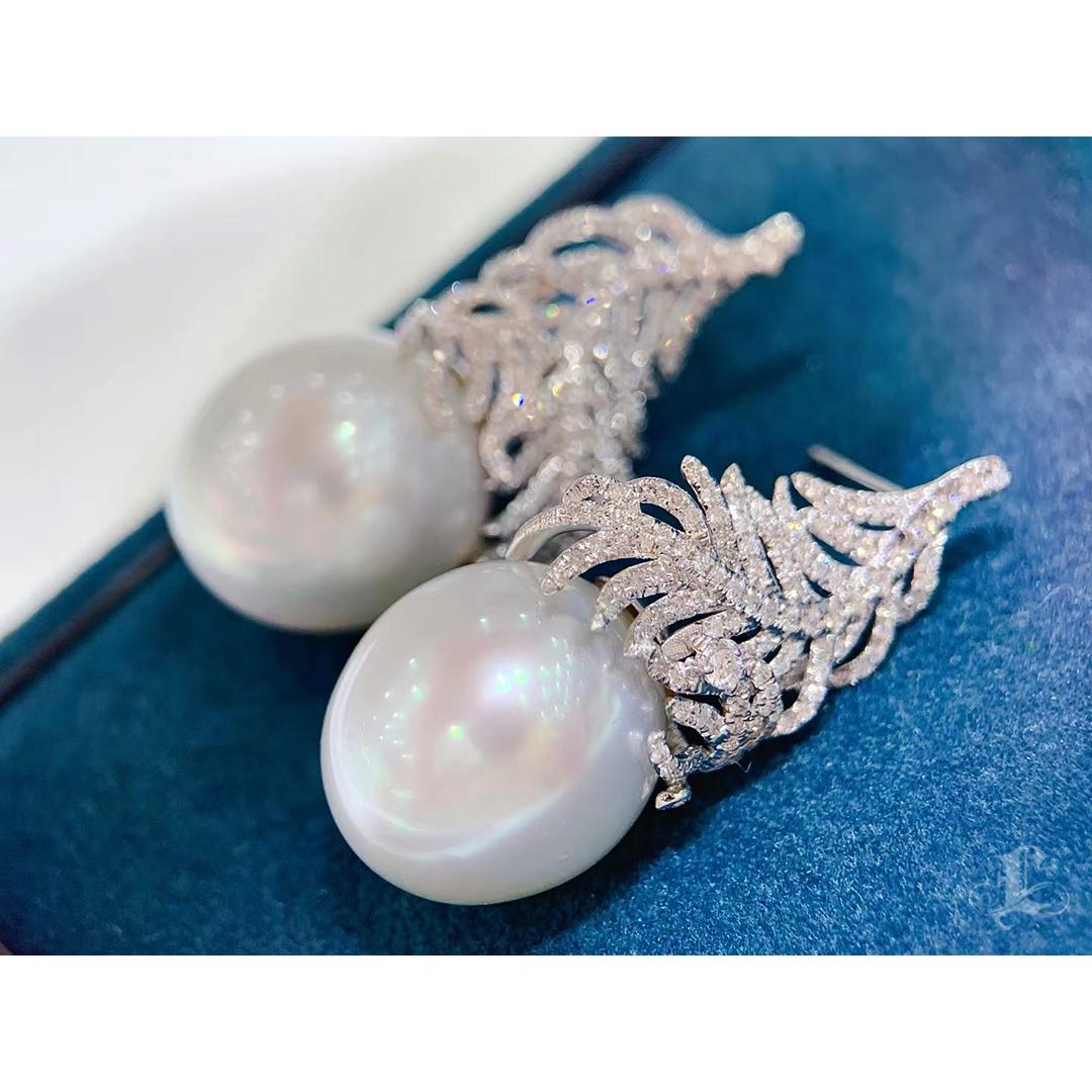 【Crown Radiance】Pendientes de diamantes con perlas del mar del sur de Aurora de plumas celestiales en venta 3