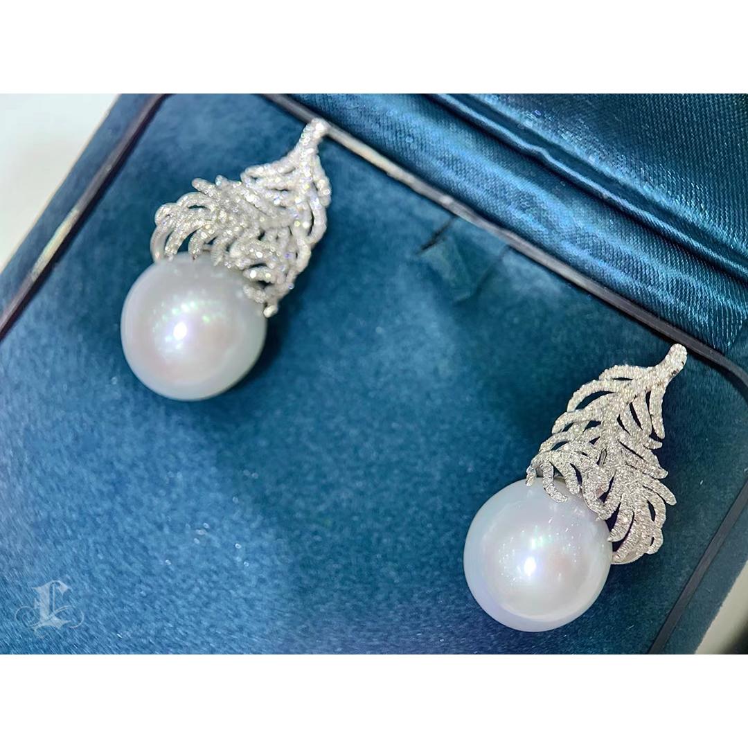 【Crown Radiance】Pendientes de diamantes con perlas del mar del sur de Aurora de plumas celestiales en venta 4