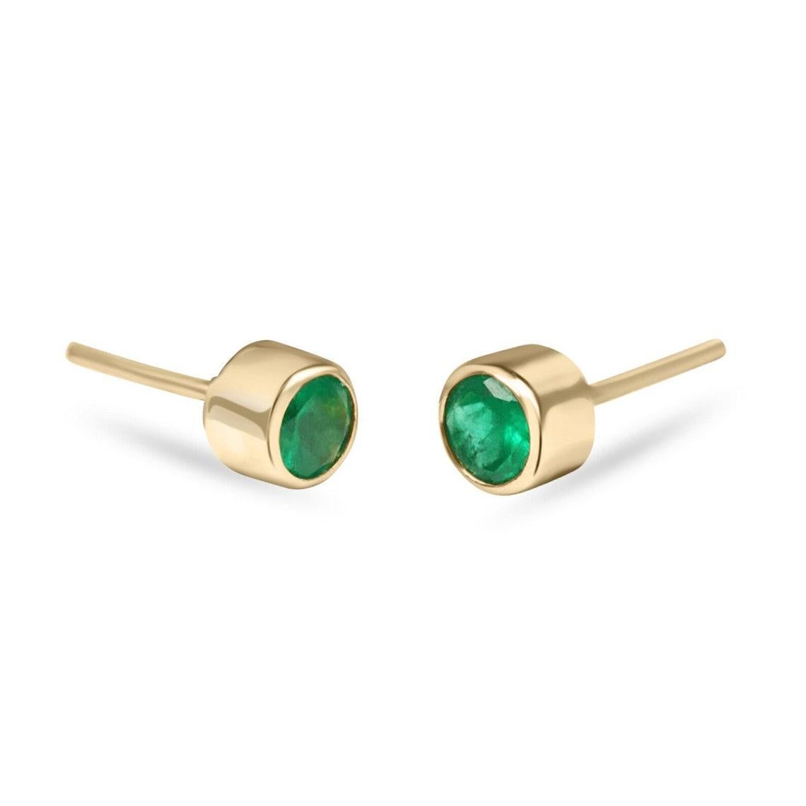 Whiting présente de magnifiques émeraudes vert foncé de haute qualité, serties sur lunette, en or jaune ou blanc 18 carats ou 14 carats. Faites preuve d'élégance avec ces beautés, inspirées de l'art et du design modernes. Ces boucles d'oreilles en