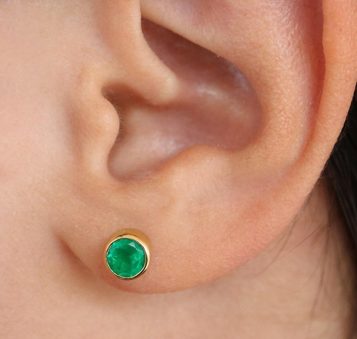 Moderne Stud en or 18K 1.22tcw High-Quality Dark Green Natural Round Emerald Bezel en vente