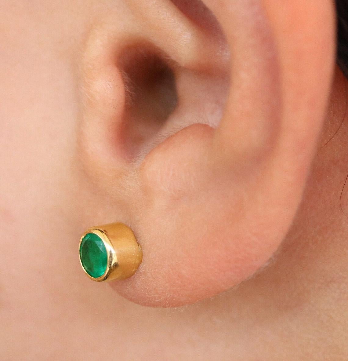 Taille ronde Stud en or 18K 1.22tcw High-Quality Dark Green Natural Round Emerald Bezel en vente
