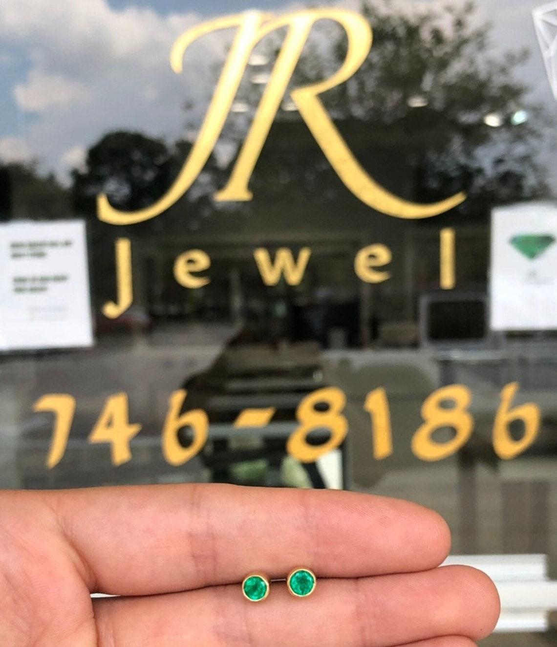 Stud en or 18K 1.22tcw High-Quality Dark Green Natural Round Emerald Bezel Neuf - En vente à Jupiter, FL