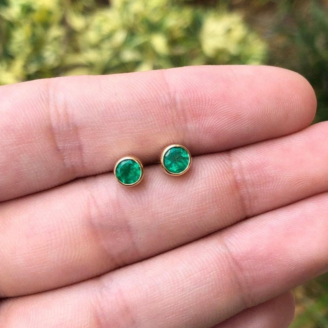 Stud en or 18K 1.22tcw High-Quality Dark Green Natural Round Emerald Bezel Pour femmes en vente