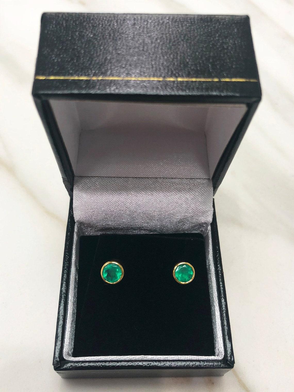 Stud en or 18K 1.22tcw High-Quality Dark Green Natural Round Emerald Bezel en vente 1