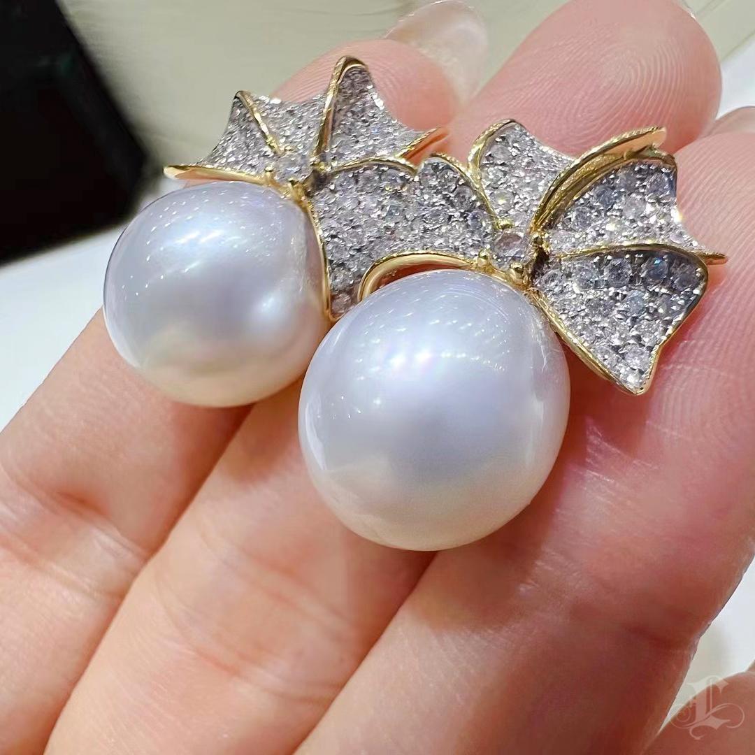 【Crown Radiance】Golden Bow Aurora South Sea Pearl Diamond Earrings In New Condition For Sale In New York, NY