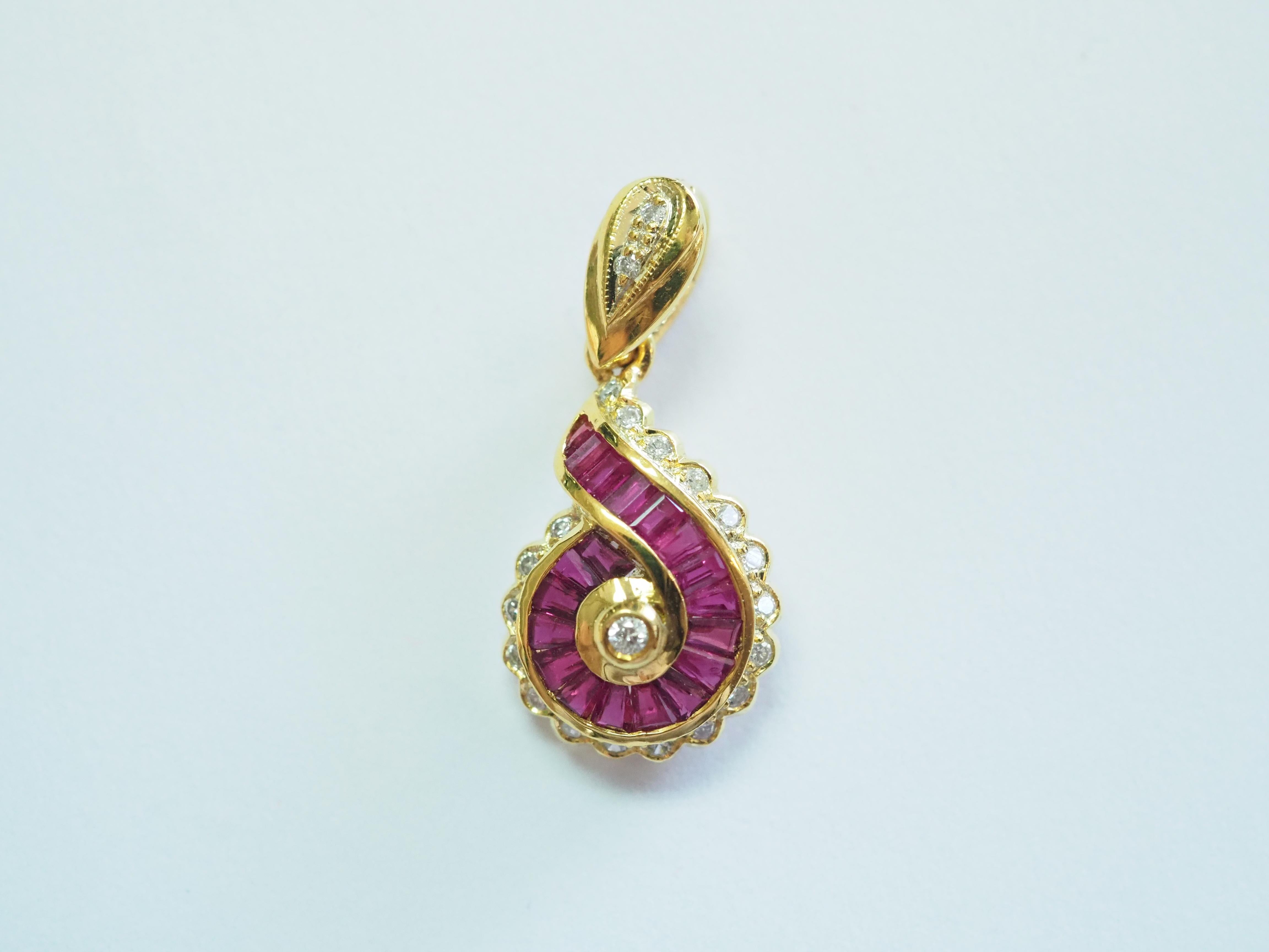 Ein schöner und qualitativ hochwertiger stilvoller Anhänger. Dieses schöne Stück wird in unserer Werkstatt aus 18 Karat Gelbgold im späten 20. Jahrhundert gefertigt. Das Schmuckstück ist mit einem 1,25 Karat schweren, konisch zulaufenden roten Rubin
