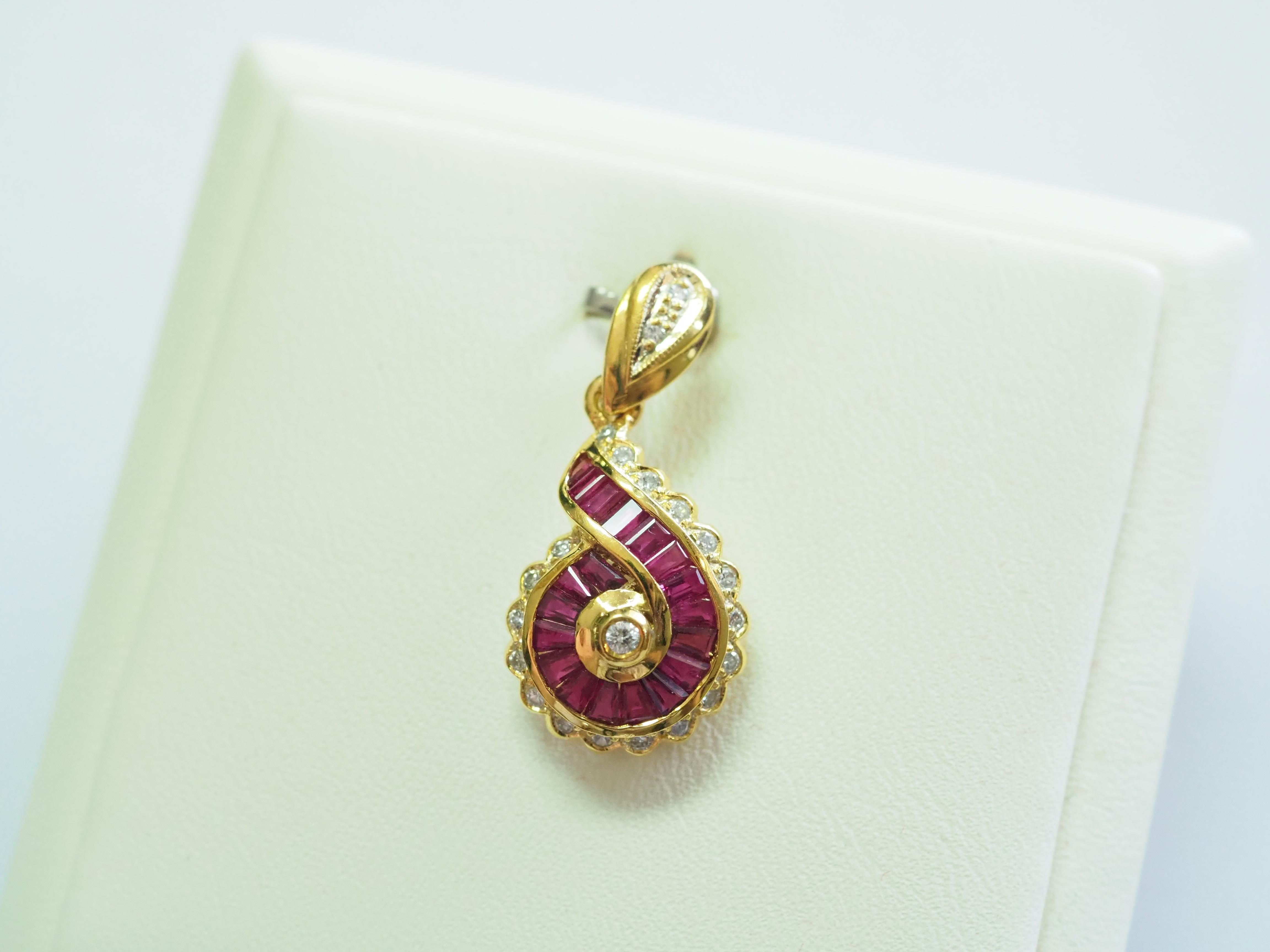 No Reserve- 18 Karat Gold 1,25 Karat spitz zulaufender Baguette-Rubin & 0,20 Karat Diamant-Anhänger im Zustand „Neu“ in เกาะสมุย, TH