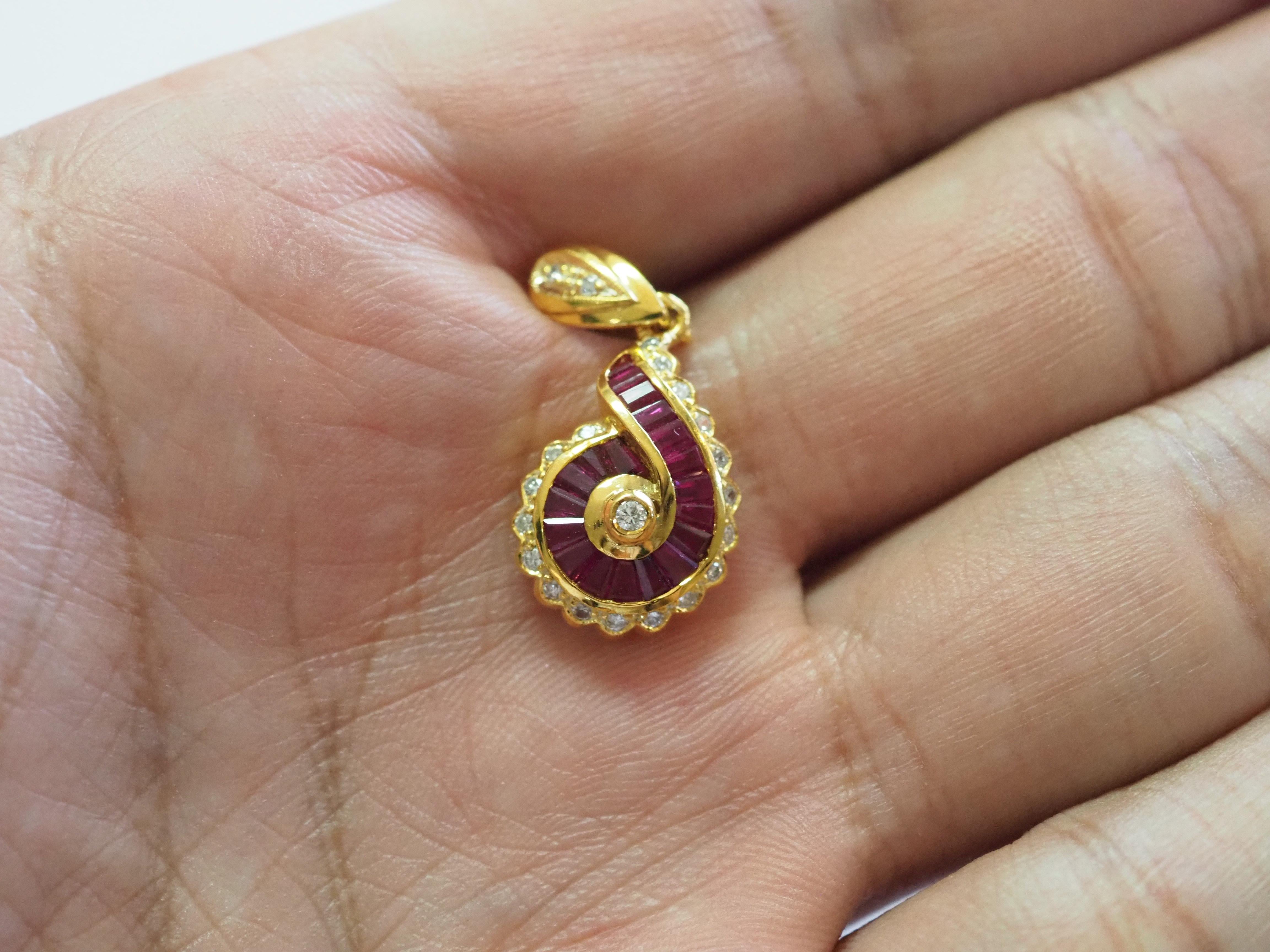 No Reserve- 18 Karat Gold 1,25 Karat spitz zulaufender Baguette-Rubin & 0,20 Karat Diamant-Anhänger für Damen oder Herren