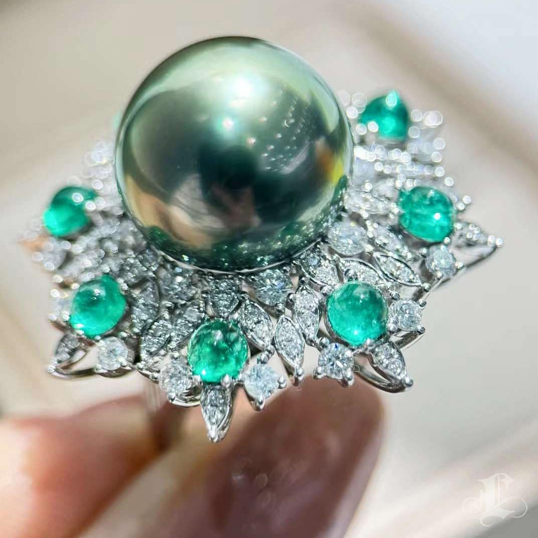 【Crown Radiance】Aurora Bloom Emerald Tahitian Pearl Diamond Ring For Sale 2
