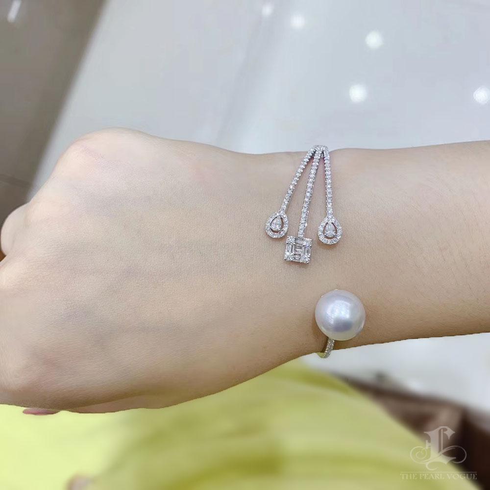 Non taillé 【Sculptured Geometry】Modern South Sea Pearl Baguette Diamond Open Cuff Bracelet en vente
