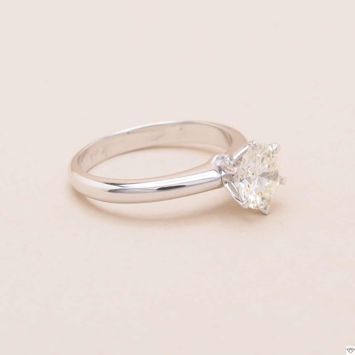 Brilliant Cut 18K Gold 1.29 carat Diamond Solitaire Ring  For Sale
