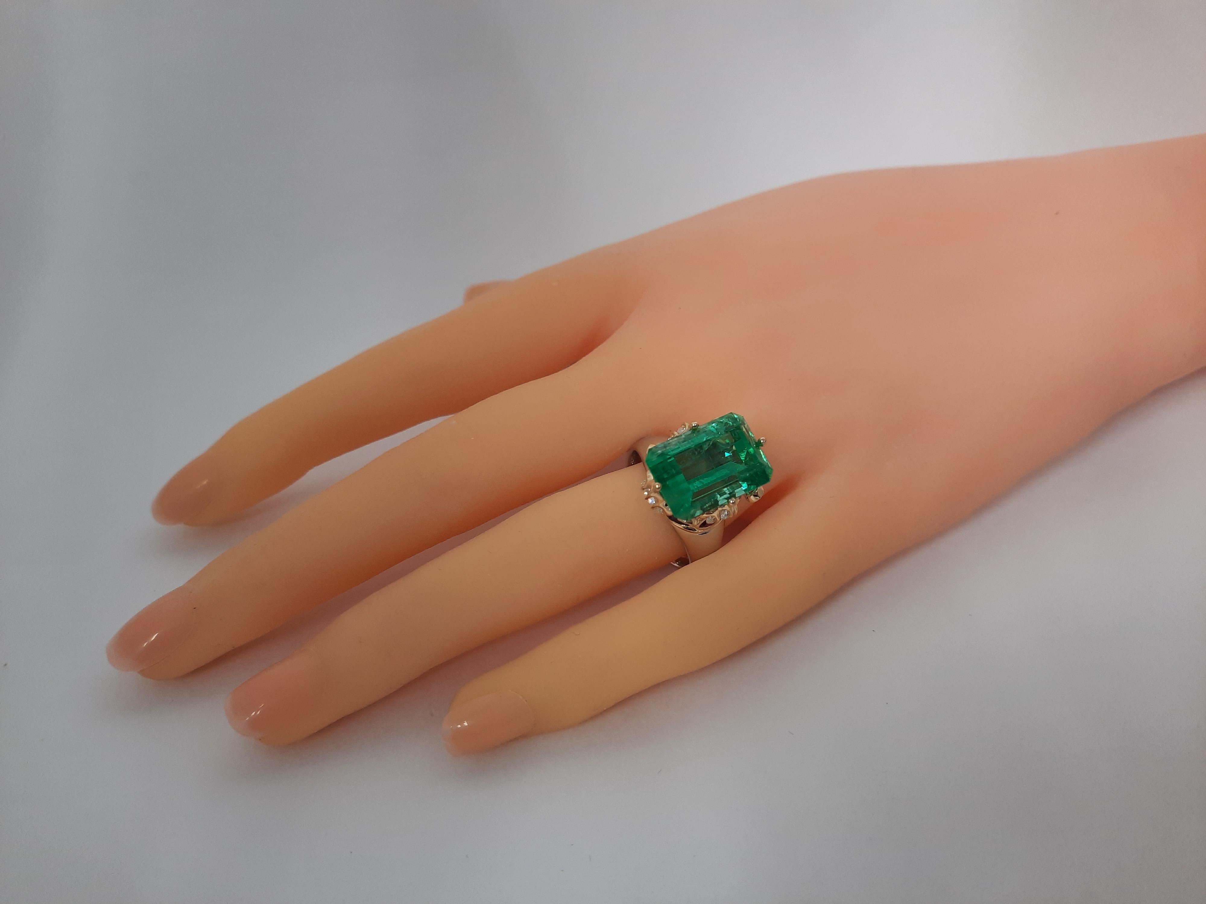 Contemporary 18K Gold 12ct No Oil Russian Emerald Ring, Crown Design Ring For Sale