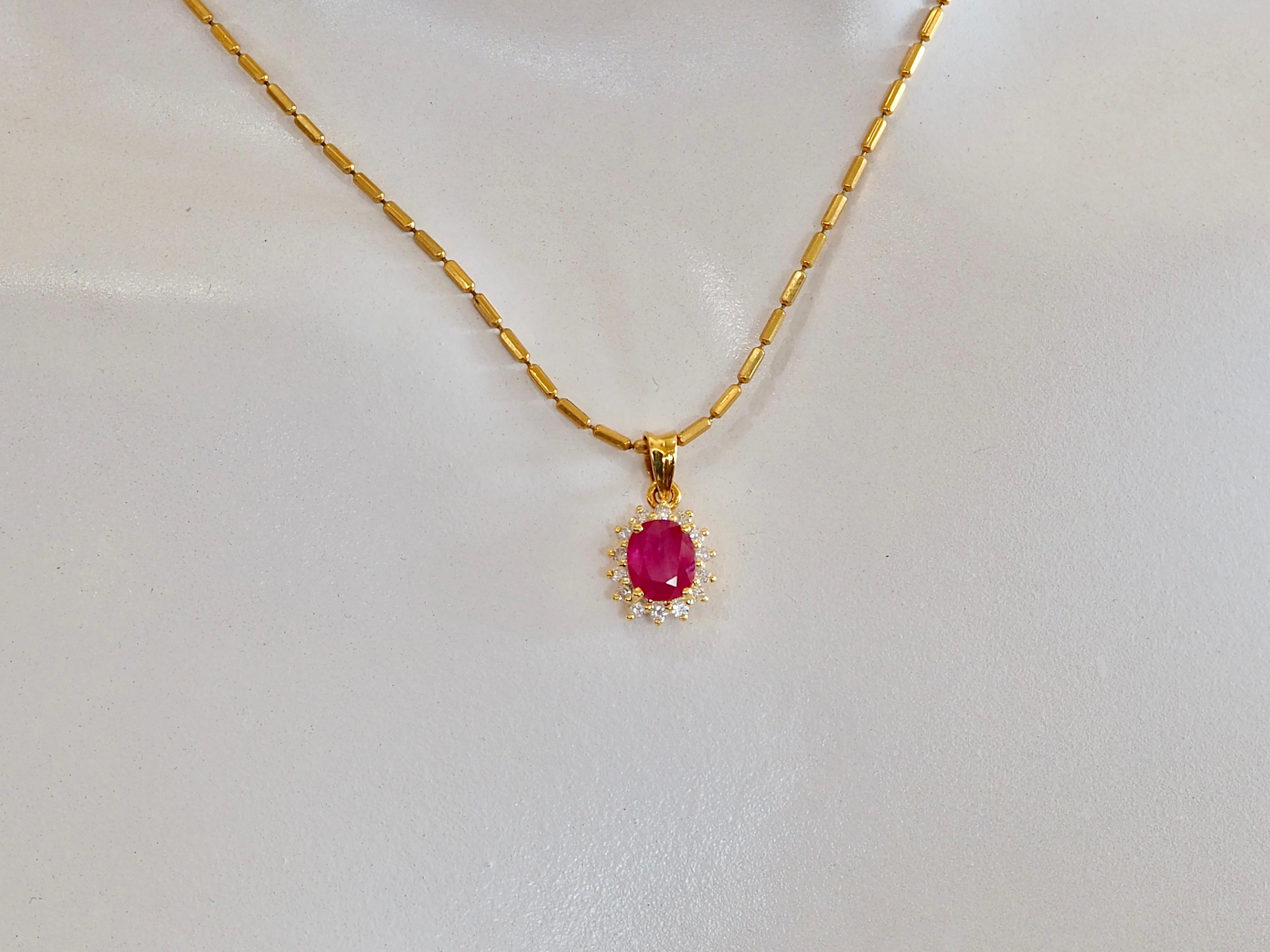 Ciondolo a raggiera in oro 18 carati con rubino ovale tailandese da 1,30 carati e diamante da 0,17 carati in vendita 1