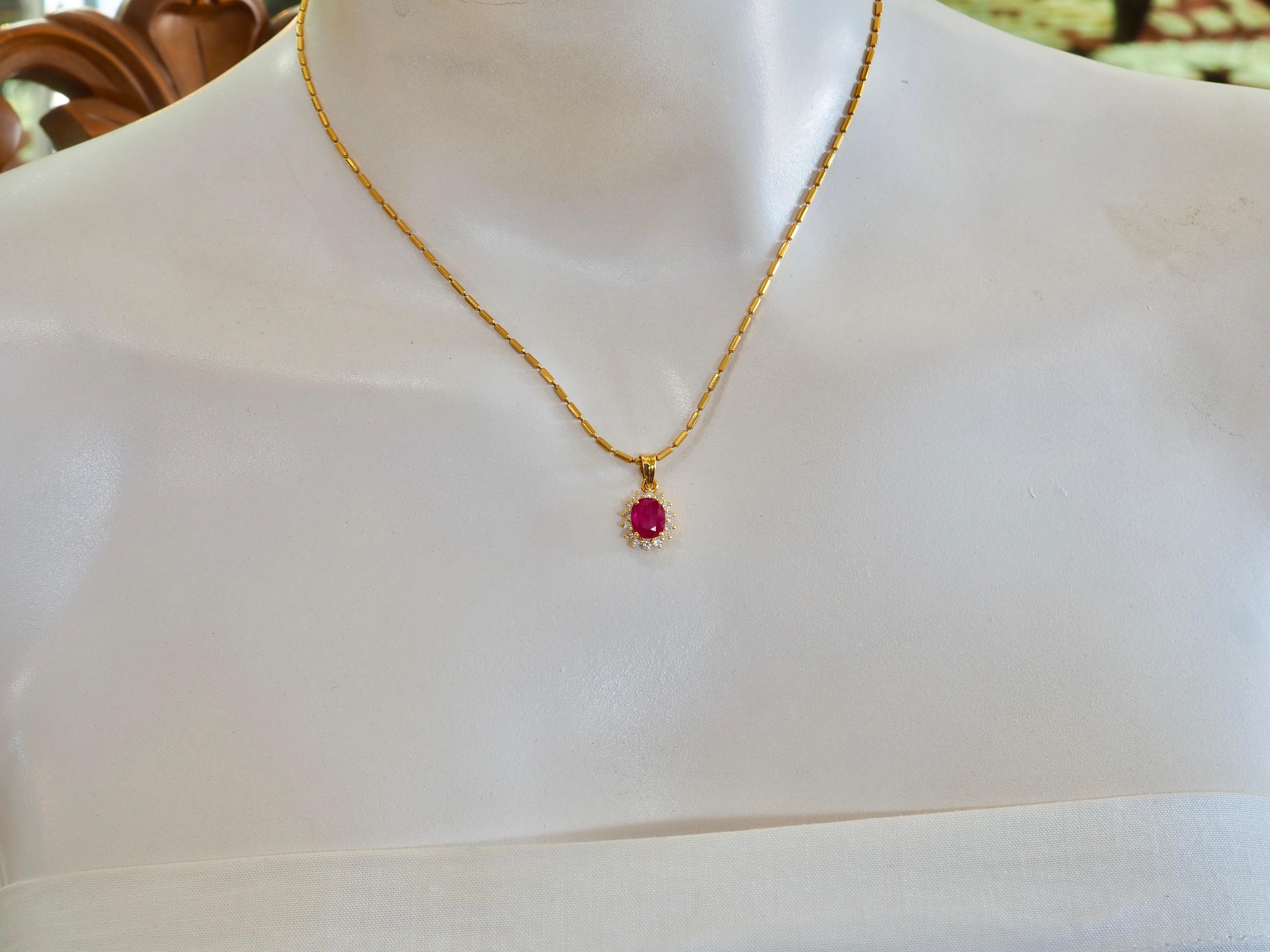 Ciondolo a raggiera in oro 18 carati con rubino ovale tailandese da 1,30 carati e diamante da 0,17 carati in vendita 2