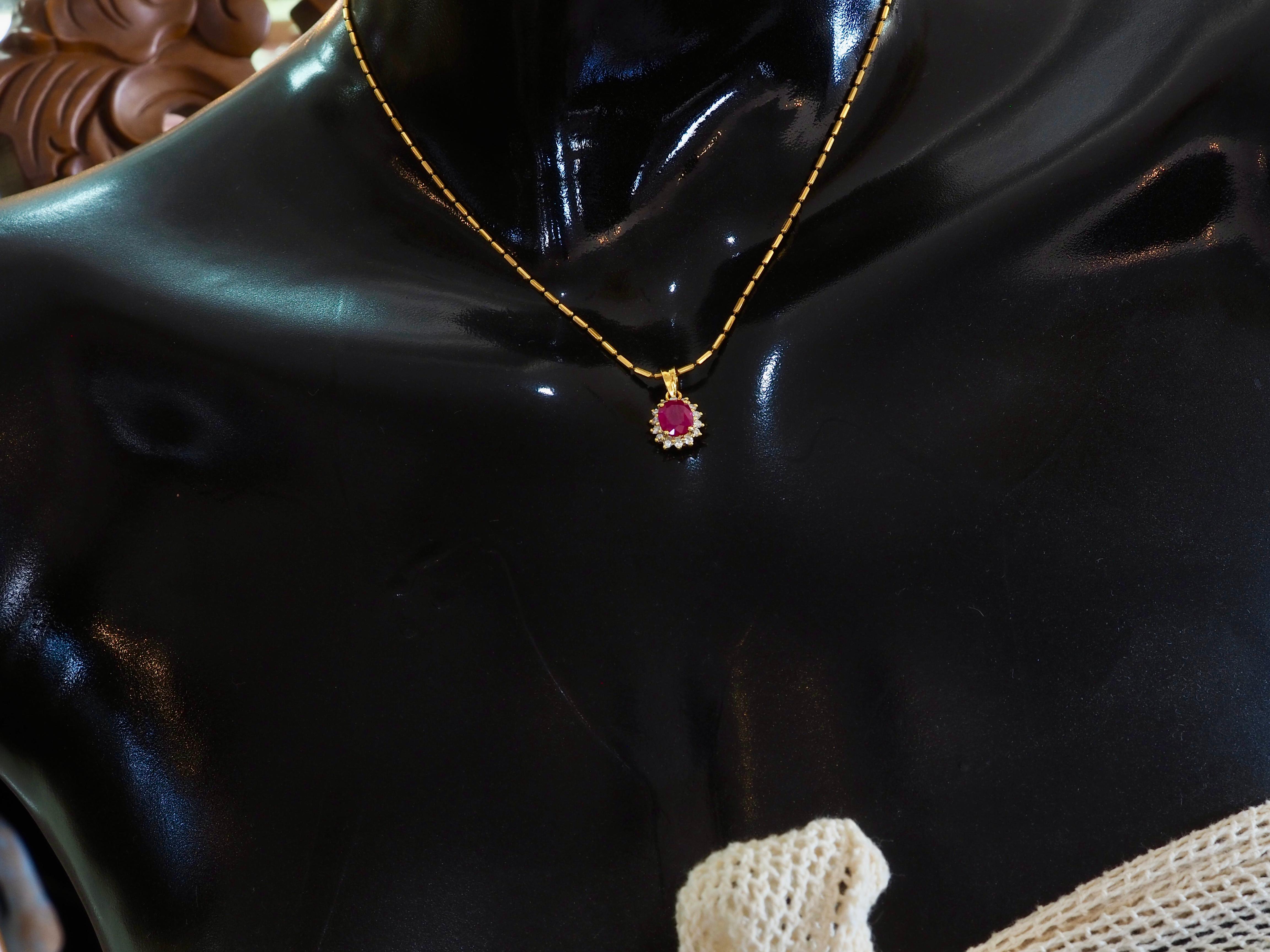 Ciondolo a raggiera in oro 18 carati con rubino ovale tailandese da 1,30 carati e diamante da 0,17 carati in vendita 3