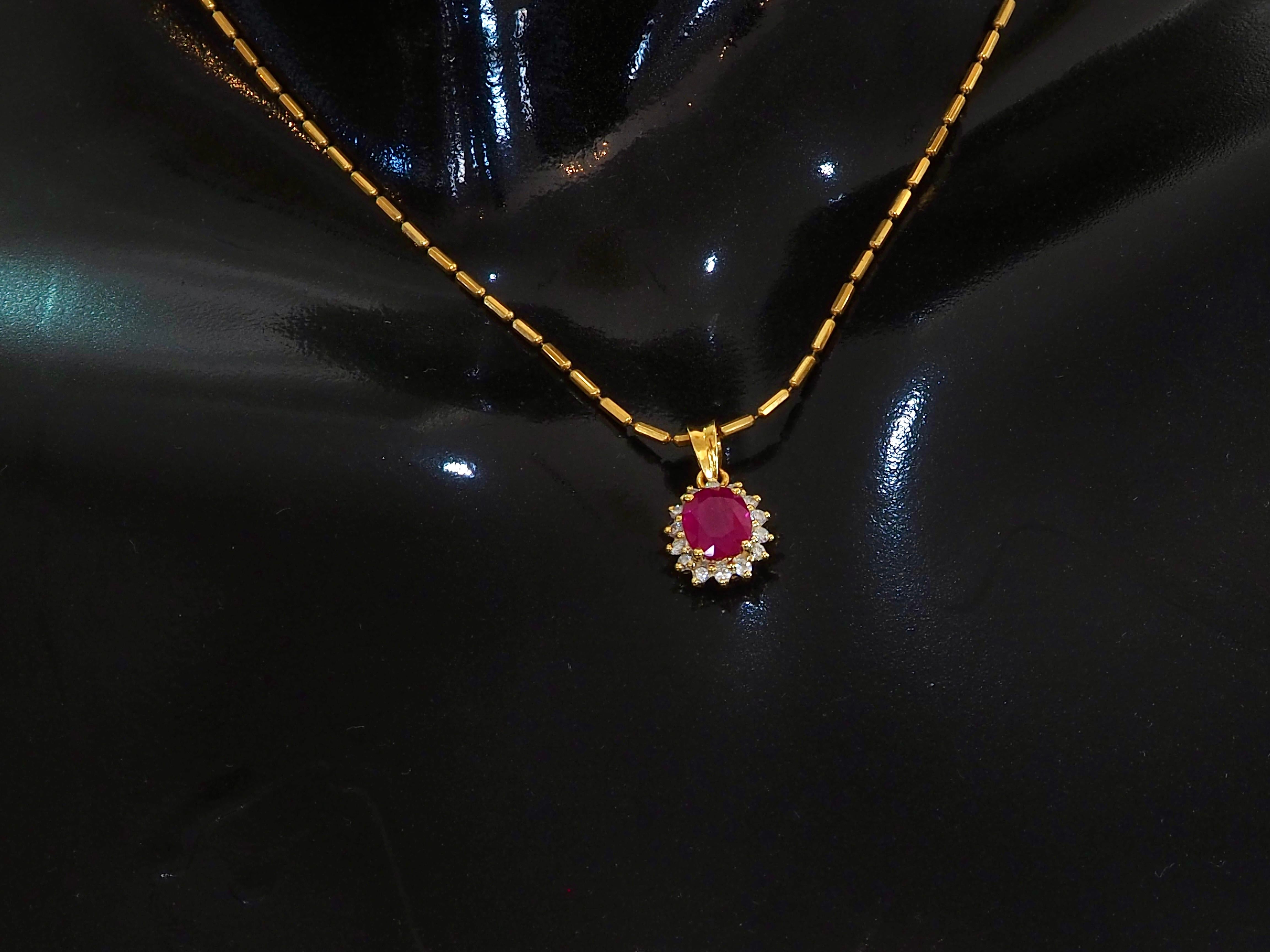 Ciondolo a raggiera in oro 18 carati con rubino ovale tailandese da 1,30 carati e diamante da 0,17 carati in vendita 4