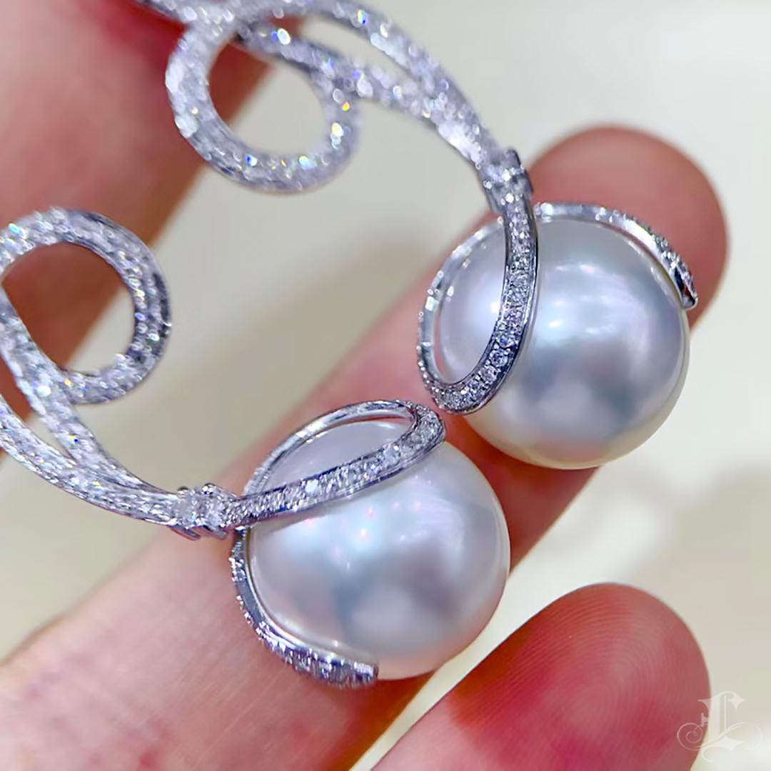 【Sculpted Geometry】Melody Curve Aurora South Sea Pearl Diamond Earrings In New Condition For Sale In New York, NY