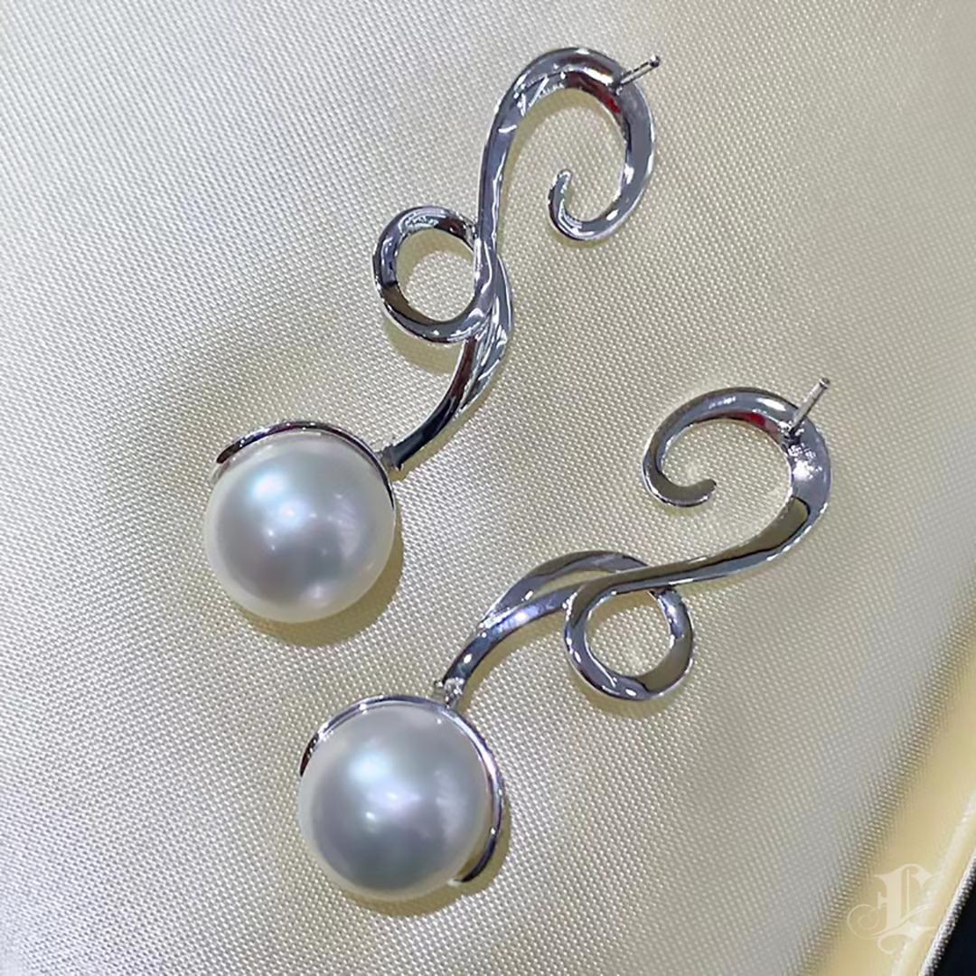 【Sculpted Geometry】Melody Curve Aurora South Sea Pearl Diamond Earrings For Sale 2