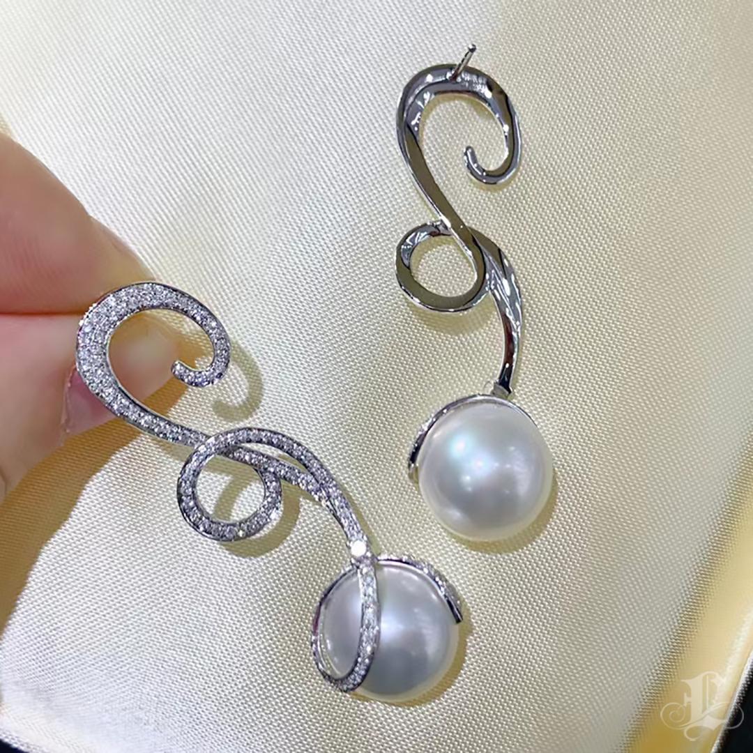 【Sculpted Geometry】Melody Curve Aurora South Sea Pearl Diamond Earrings For Sale 3