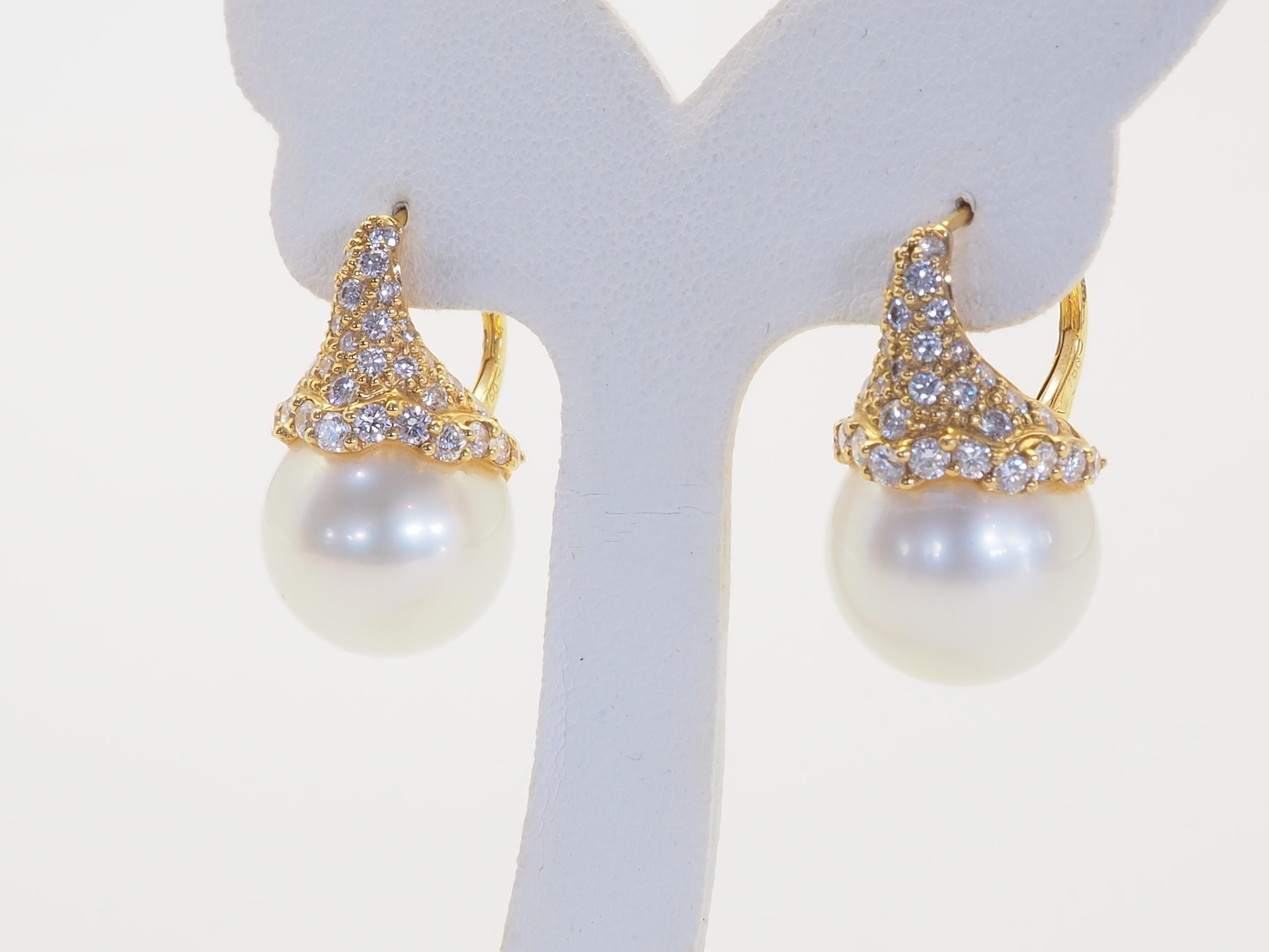Perles des mers du sud de taille décente et de couleur blanc laiteux avec une surface presque sans défaut et un bon lustre. Accompagné de nombreux diamants brillants de taille variable pour plus d'élégance. Le design a un aspect floral bio. L'effet