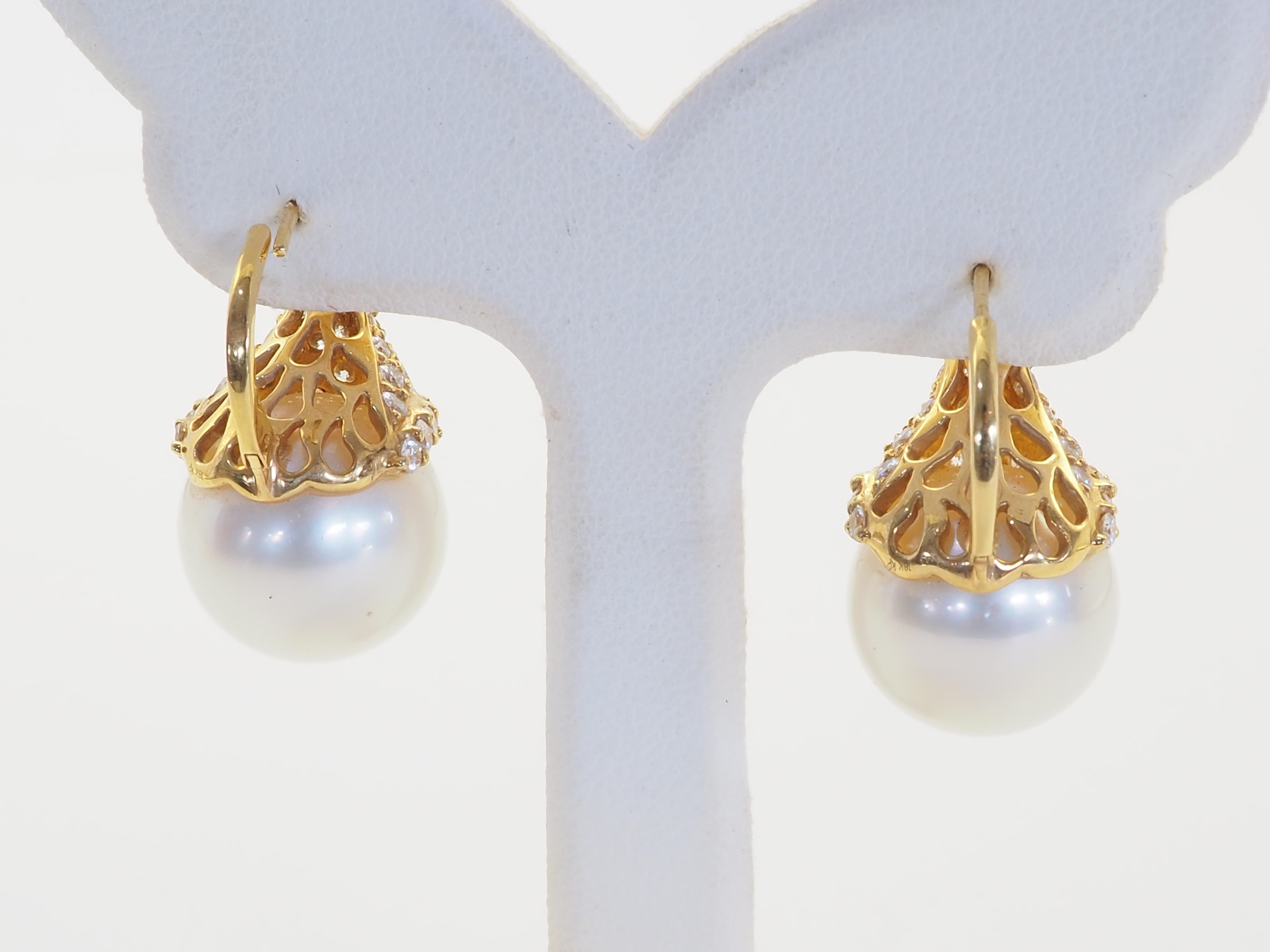 Perle Boucles d'oreilles clip en or 18 carats perle blanche des mers du sud de 13,2 mm et diamant de 0,80 carat en vente