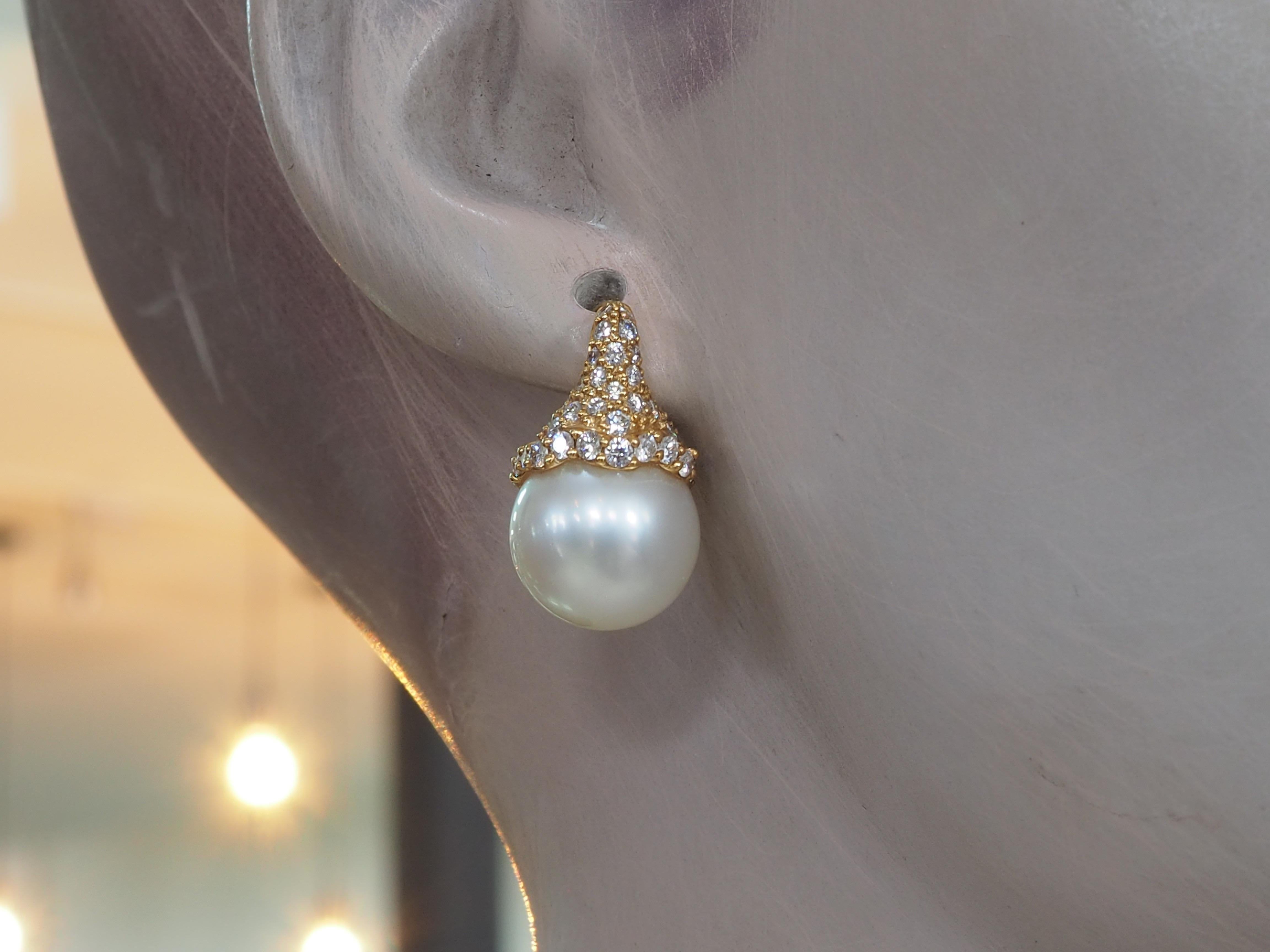 Boucles d'oreilles clip en or 18 carats perle blanche des mers du sud de 13,2 mm et diamant de 0,80 carat en vente 2