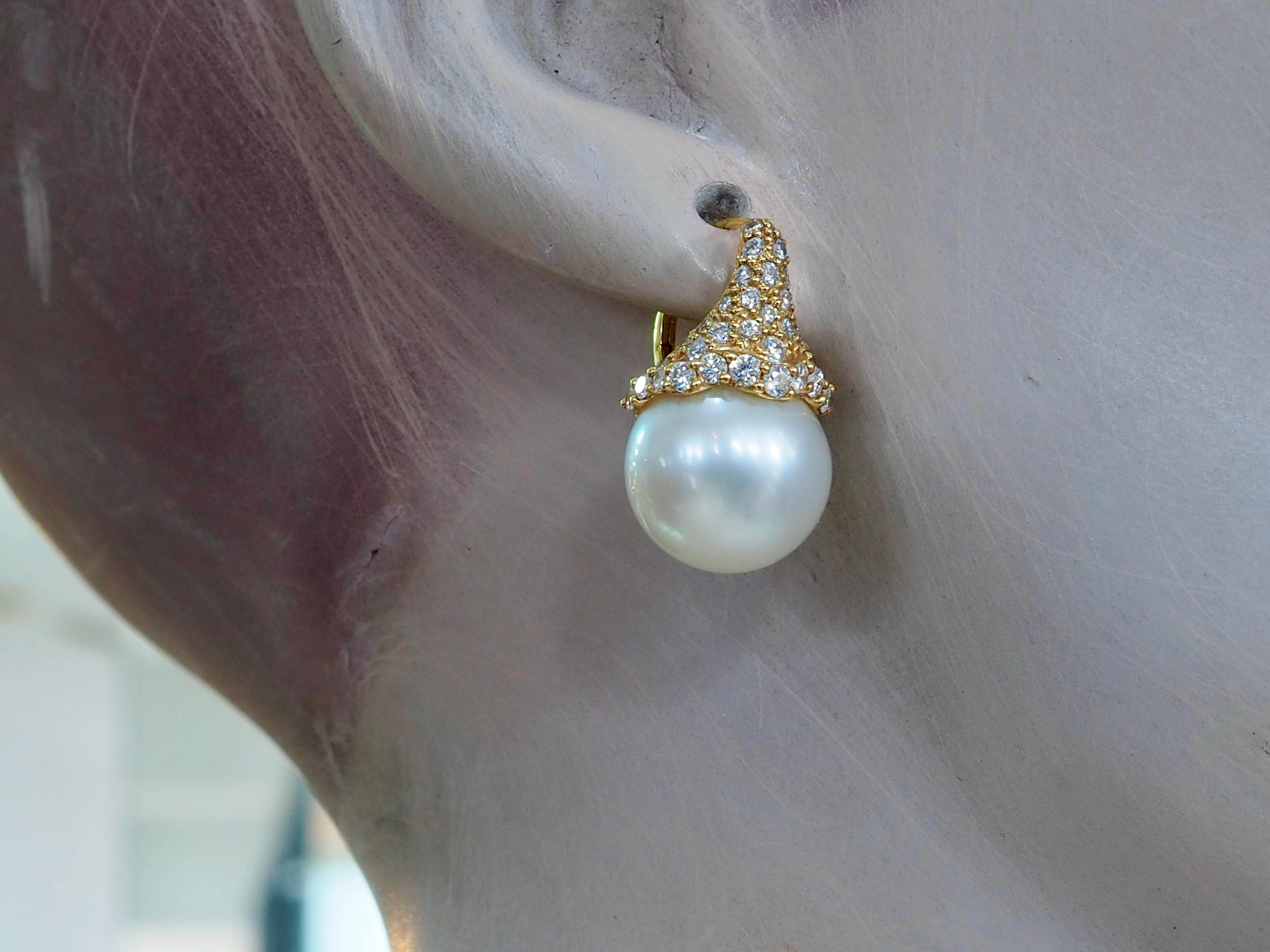 Boucles d'oreilles clip en or 18 carats perle blanche des mers du sud de 13,2 mm et diamant de 0,80 carat en vente 3