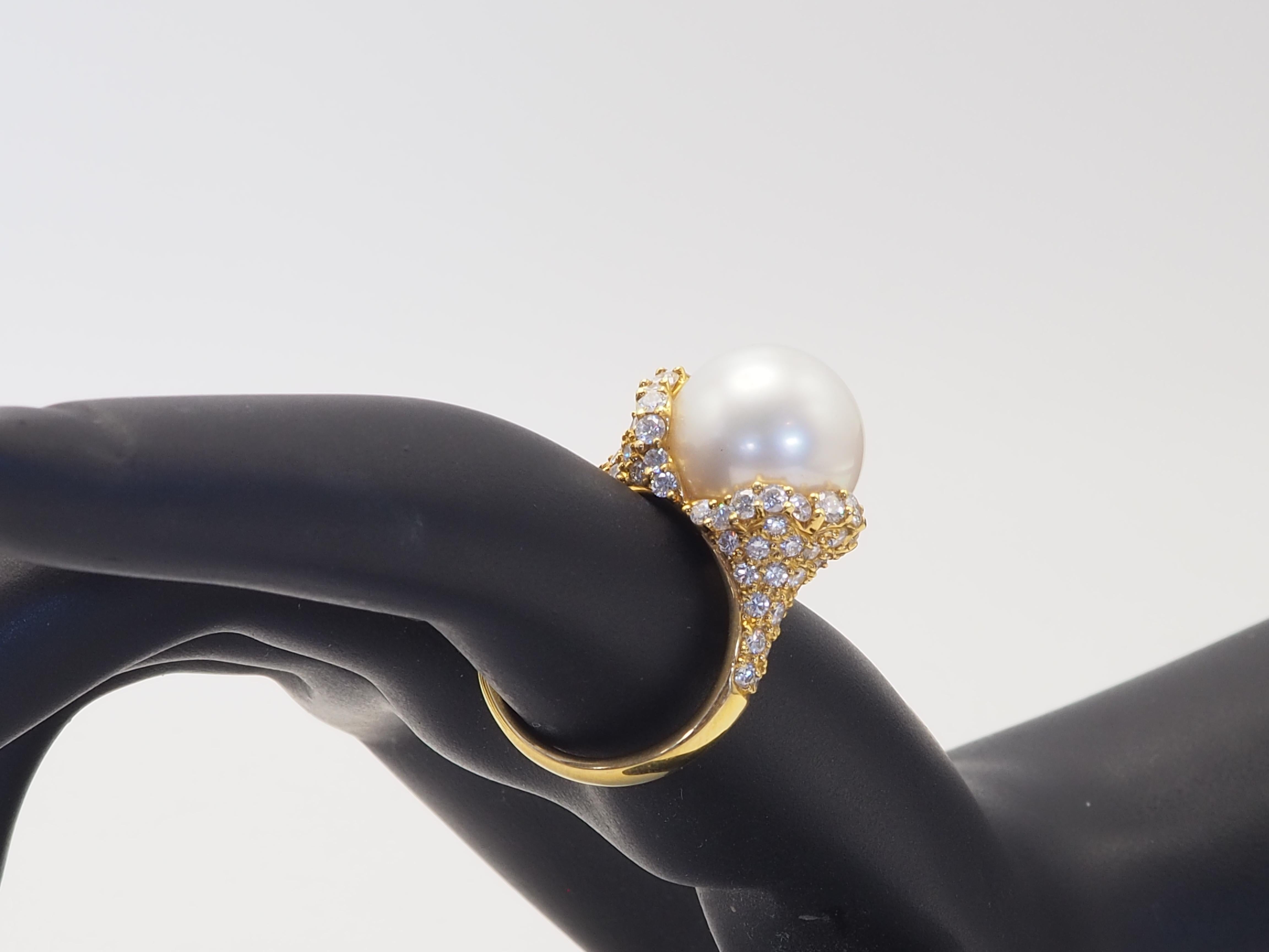 Bague cocktail en or 18 carats 13,5 mm perle blanche des mers du sud et 0,85 carats de diamants en vente 5