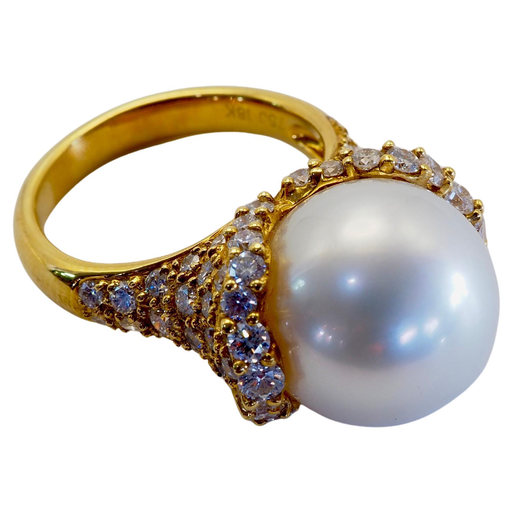 Cette brillante bague en or jaune 18 carats est ornée d'une grosse perle rare et magnifique des mers du Sud ! La perle d'un blanc laiteux est parfaitement arrondie et ne présente que de légères marques d'imperfections naturelles. Le diamètre de la