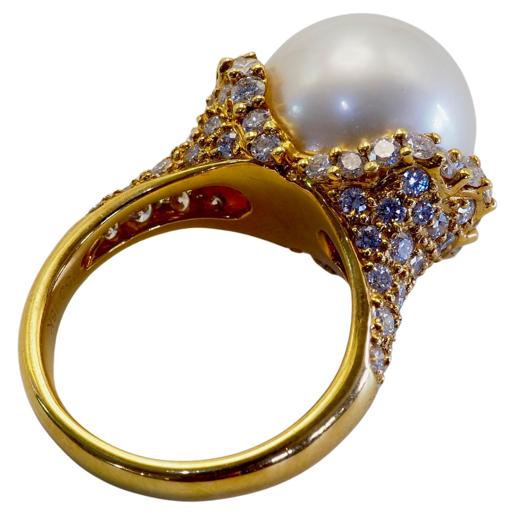 Taille ronde Bague cocktail en or 18 carats 13,5 mm perle blanche des mers du sud et 0,85 carats de diamants en vente