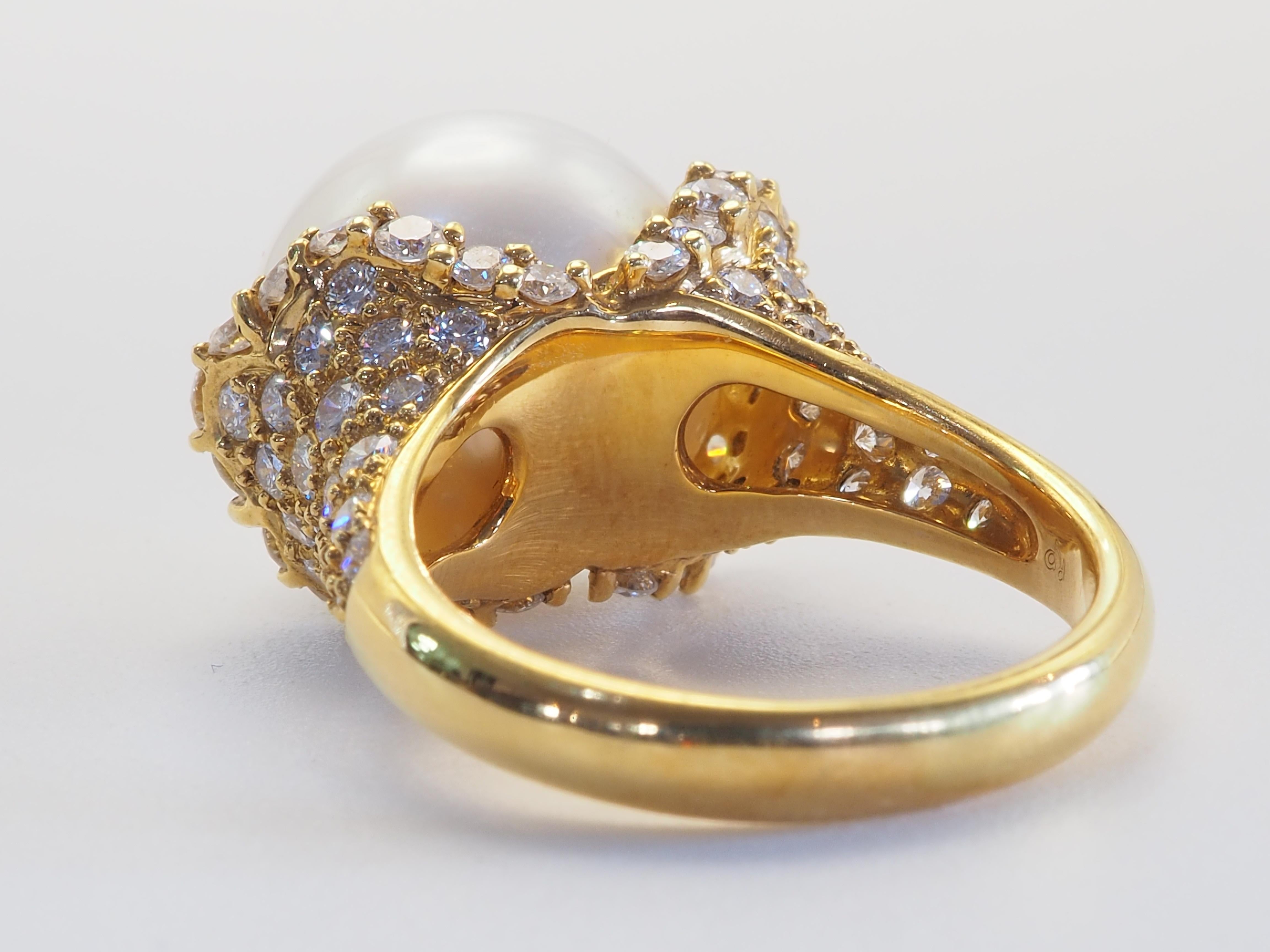 Bague cocktail en or 18 carats 13,5 mm perle blanche des mers du sud et 0,85 carats de diamants Unisexe en vente