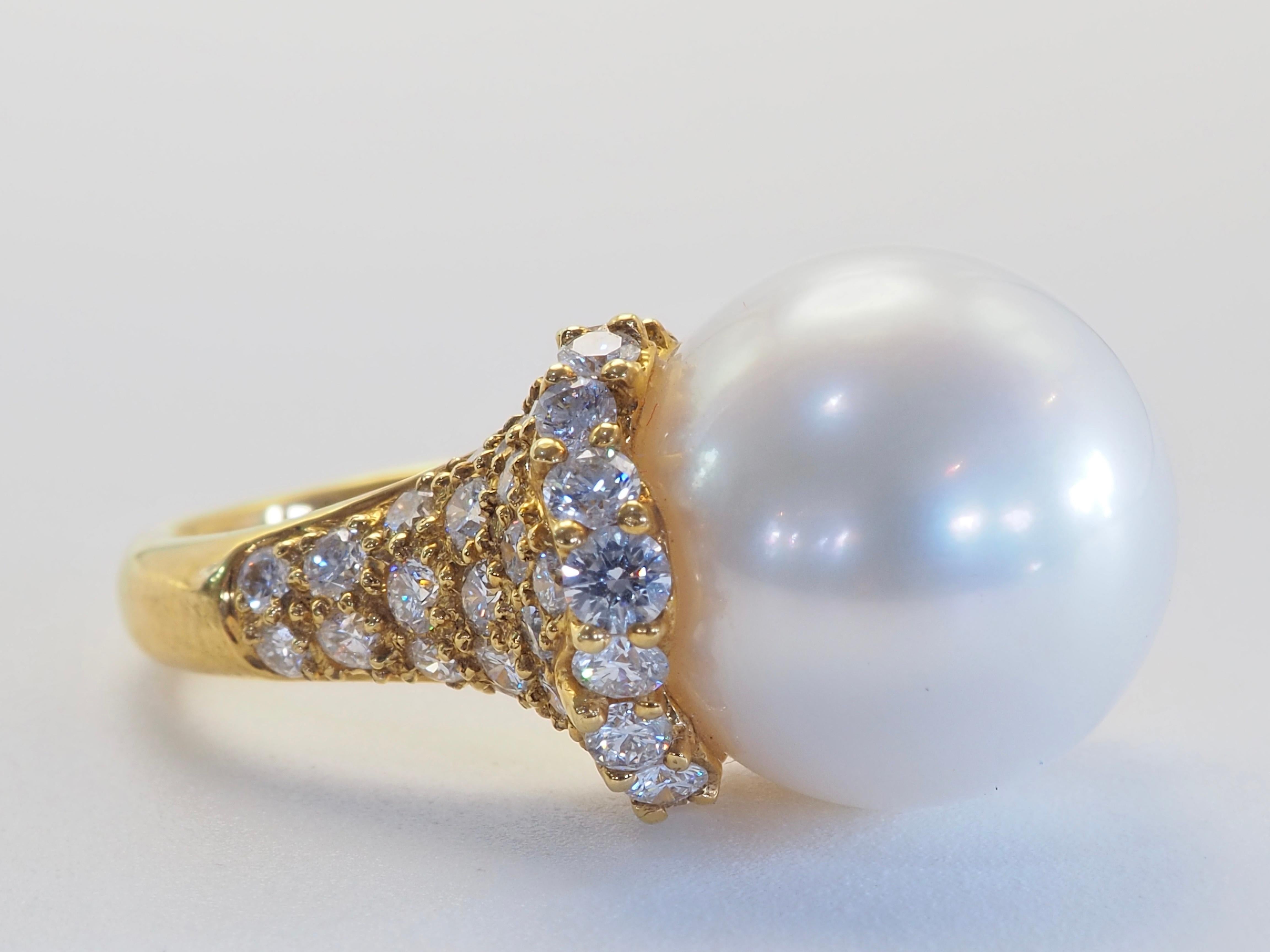 Bague cocktail en or 18 carats 13,5 mm perle blanche des mers du sud et 0,85 carats de diamants en vente 1