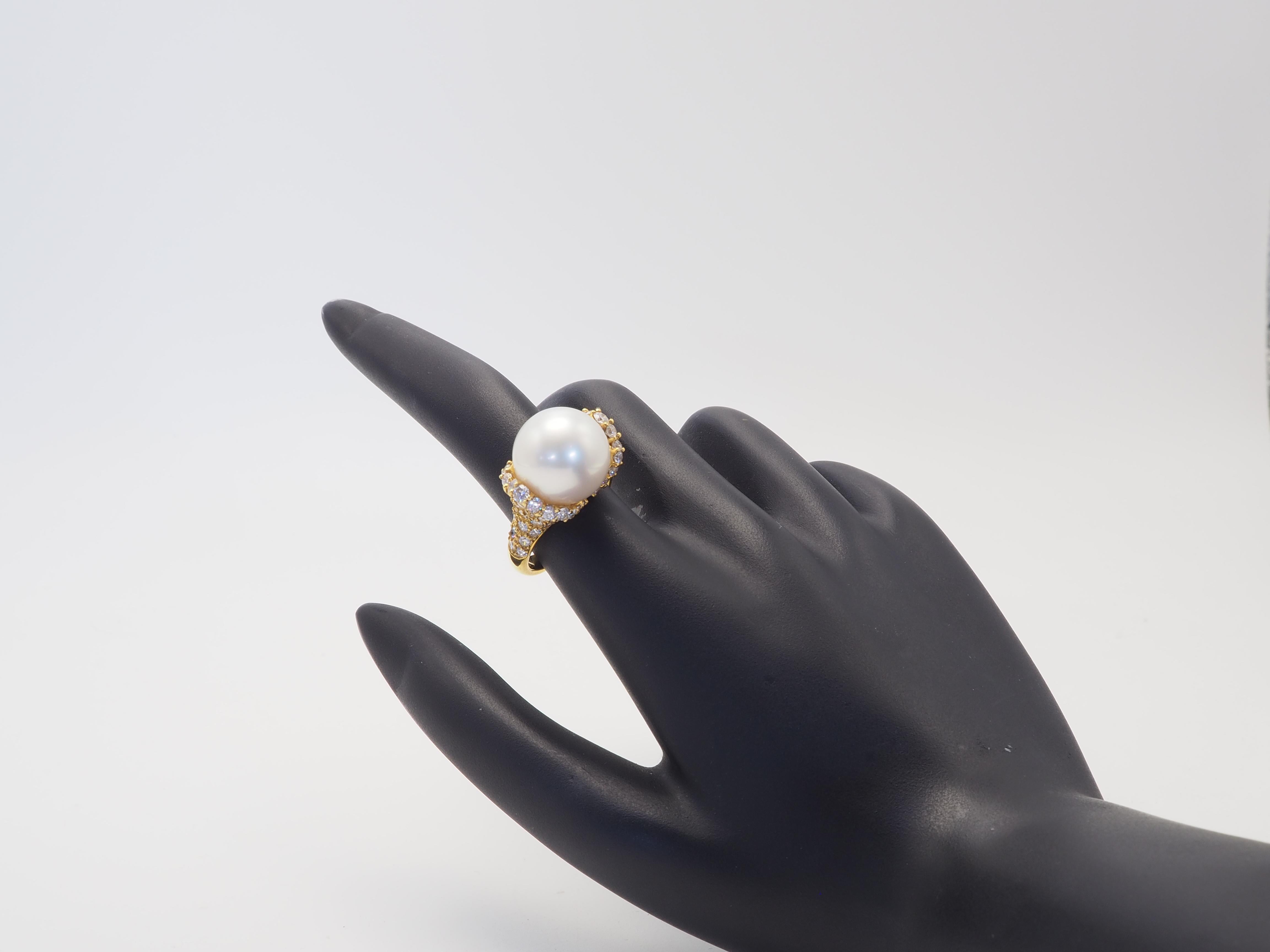 Bague cocktail en or 18 carats 13,5 mm perle blanche des mers du sud et 0,85 carats de diamants en vente 2