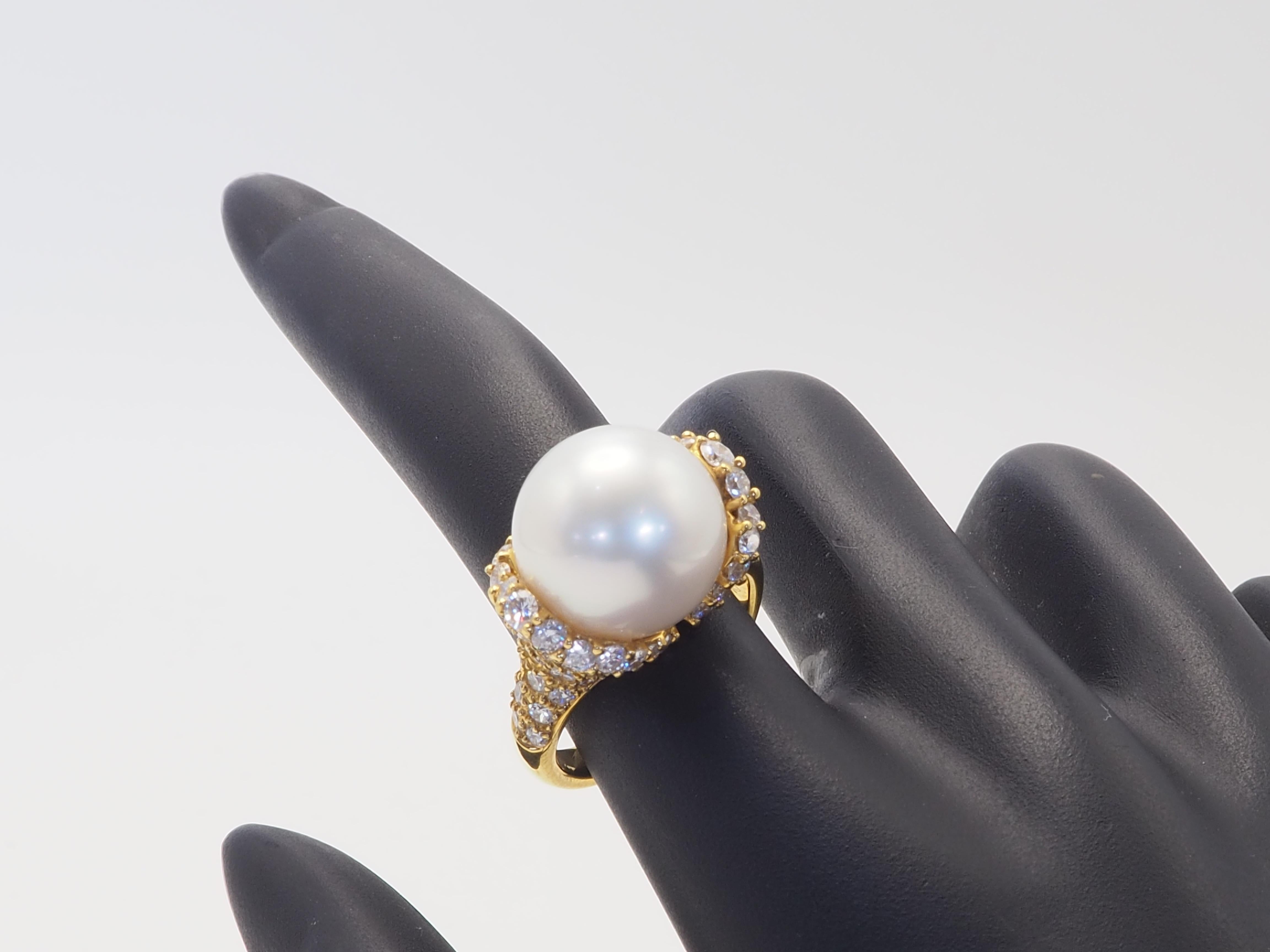 Bague cocktail en or 18 carats 13,5 mm perle blanche des mers du sud et 0,85 carats de diamants en vente 3
