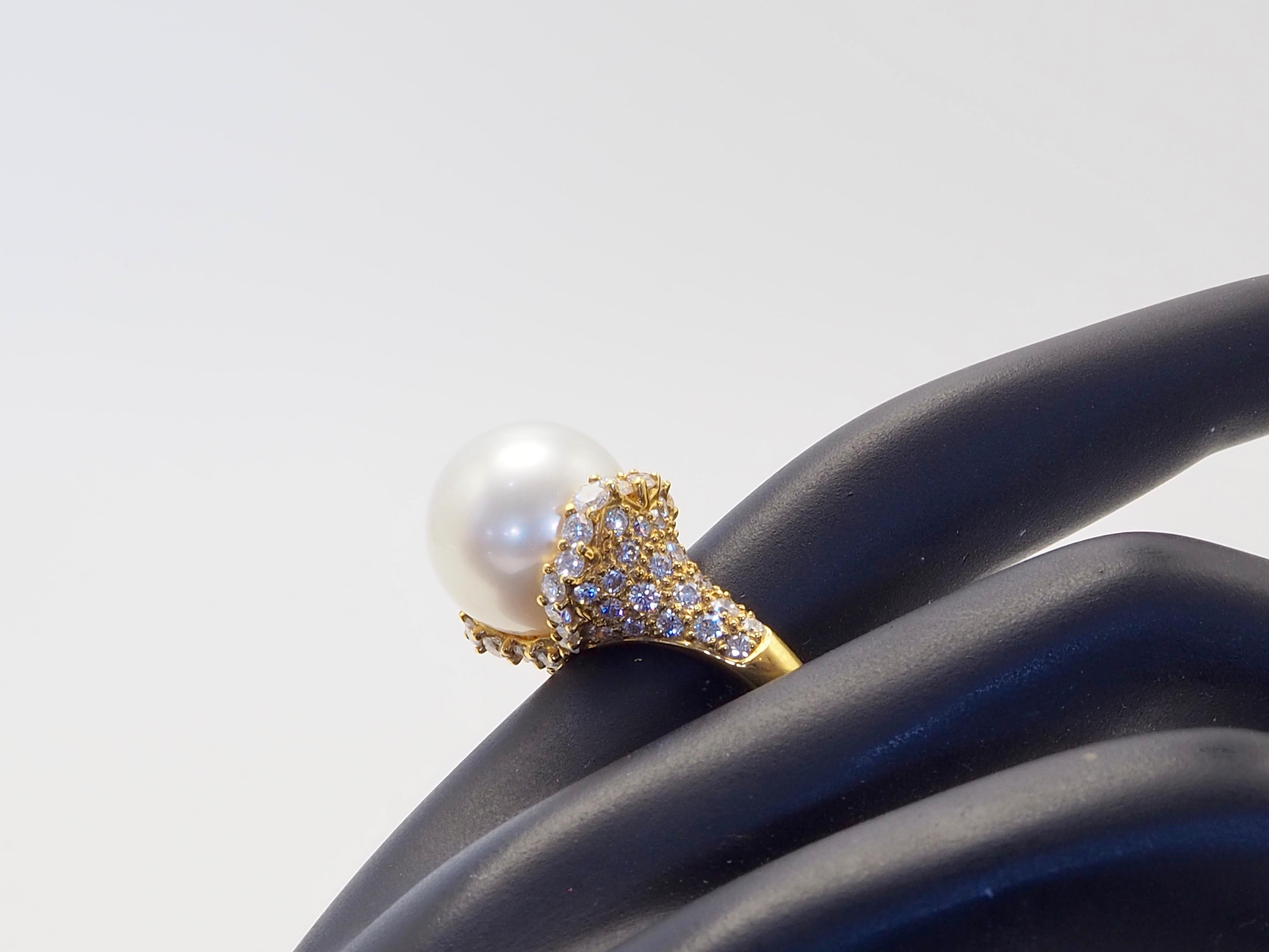 Bague cocktail en or 18 carats 13,5 mm perle blanche des mers du sud et 0,85 carats de diamants en vente 4