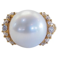 Bague cocktail en or 18 carats 13,5 mm perle blanche des mers du sud et 0,85 carats de diamants