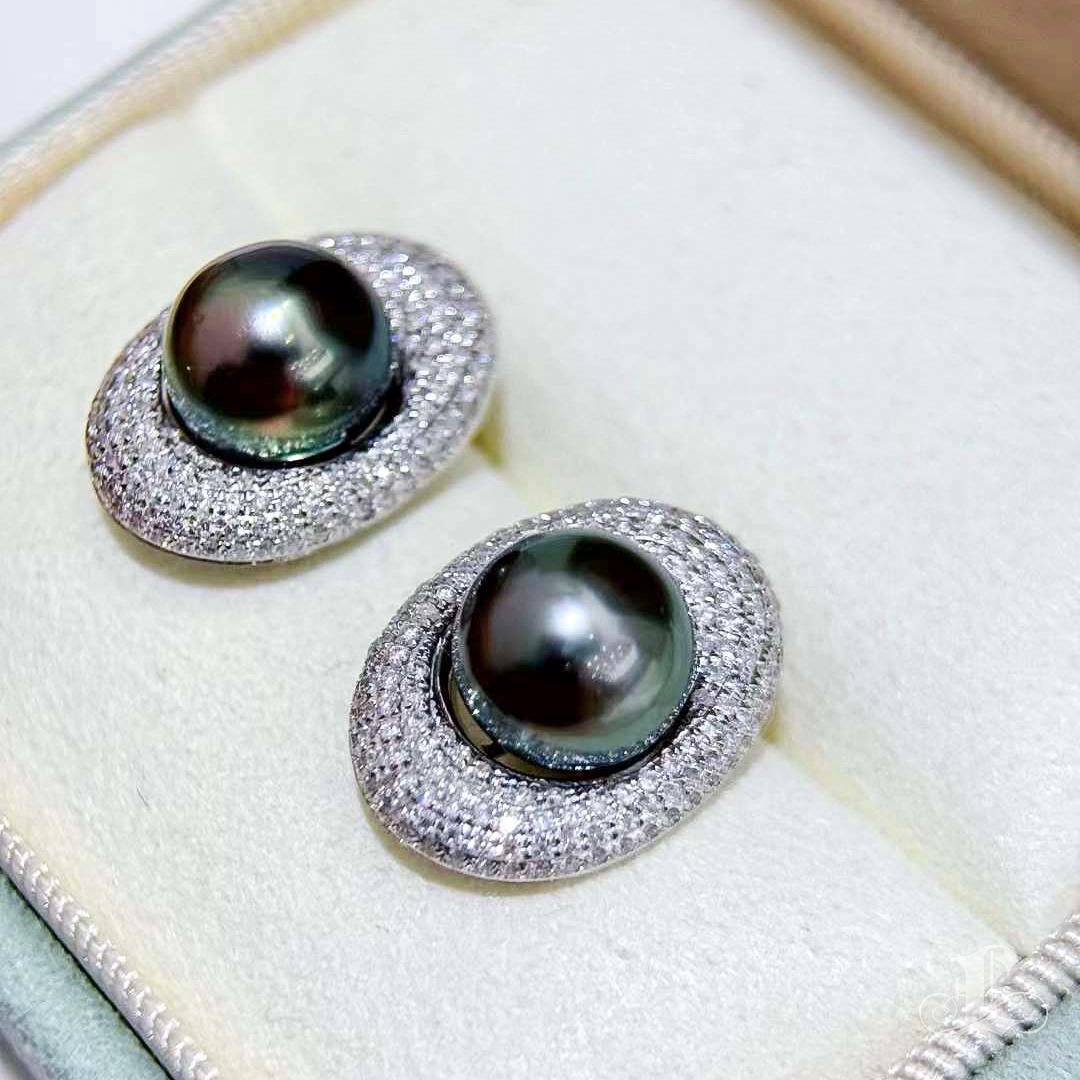【Sculpted Geometry】Orbit Glow Tahitian Pearl and Diamond Statement Studs In New Condition For Sale In New York, NY
