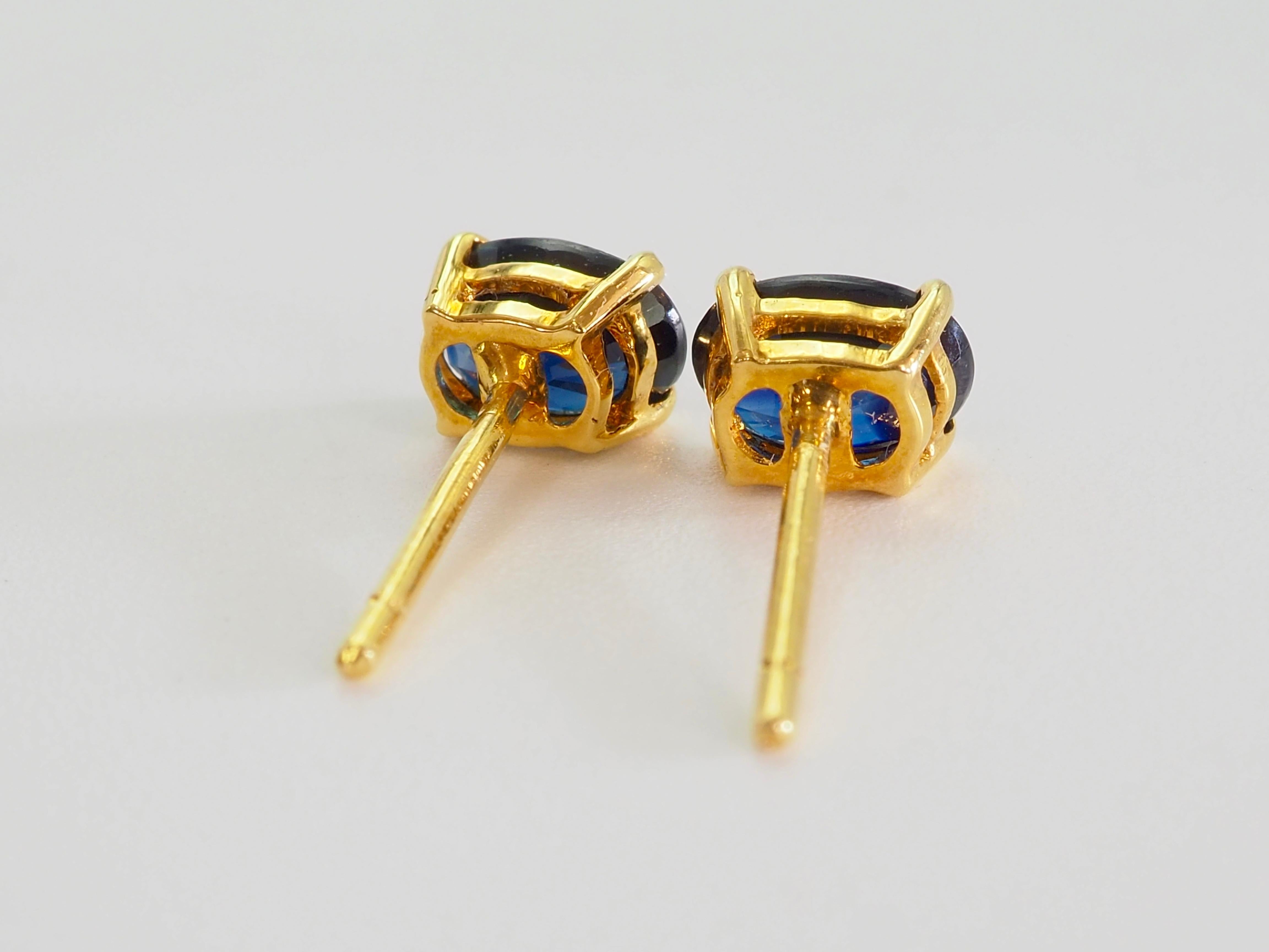 Taglio ovale Orecchini a perno in oro 18 carati con zaffiro ovale blu intenso tailandese da 1,40 carati in vendita
