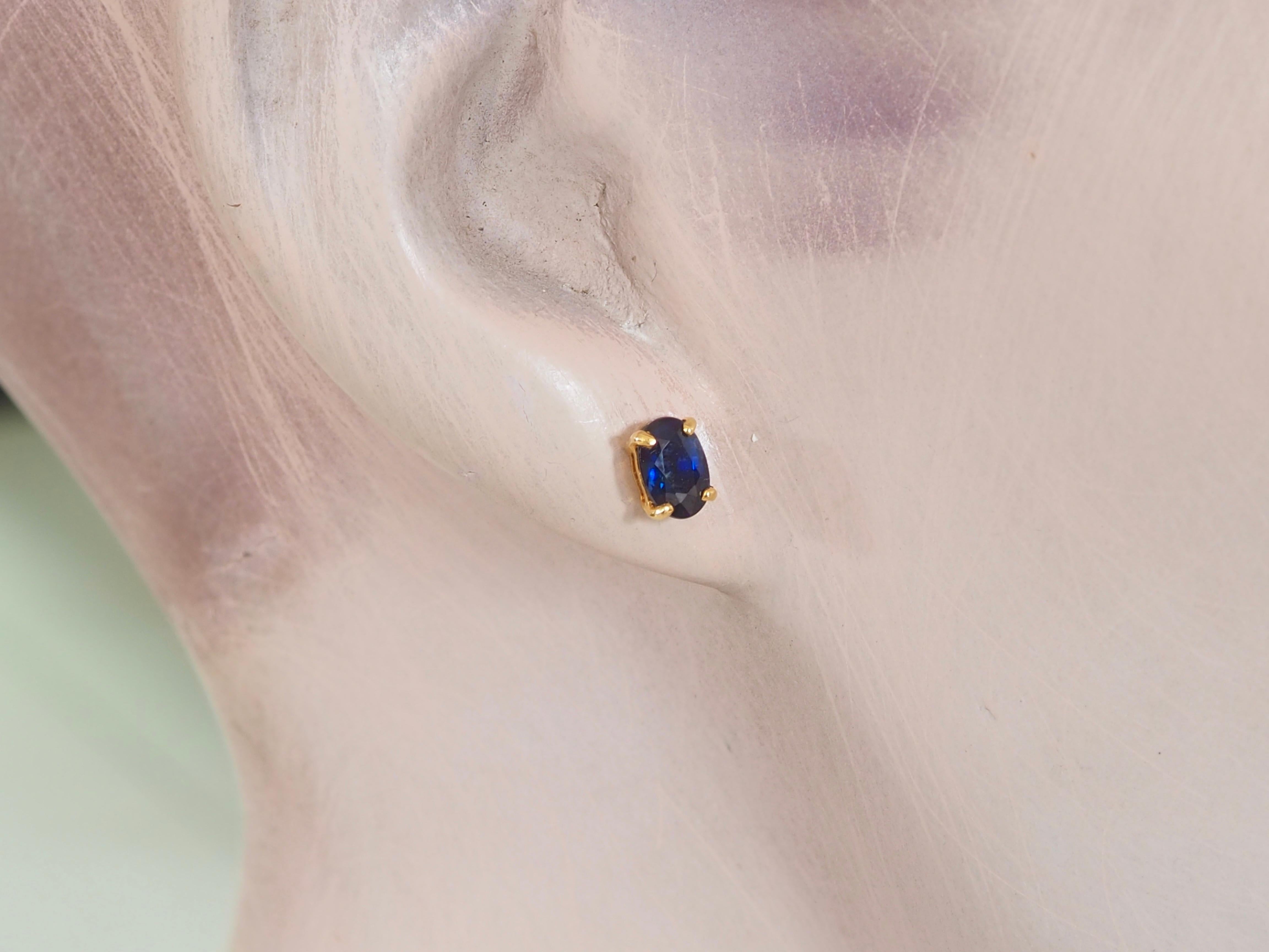 Orecchini a perno in oro 18 carati con zaffiro ovale blu intenso tailandese da 1,40 carati in vendita 2