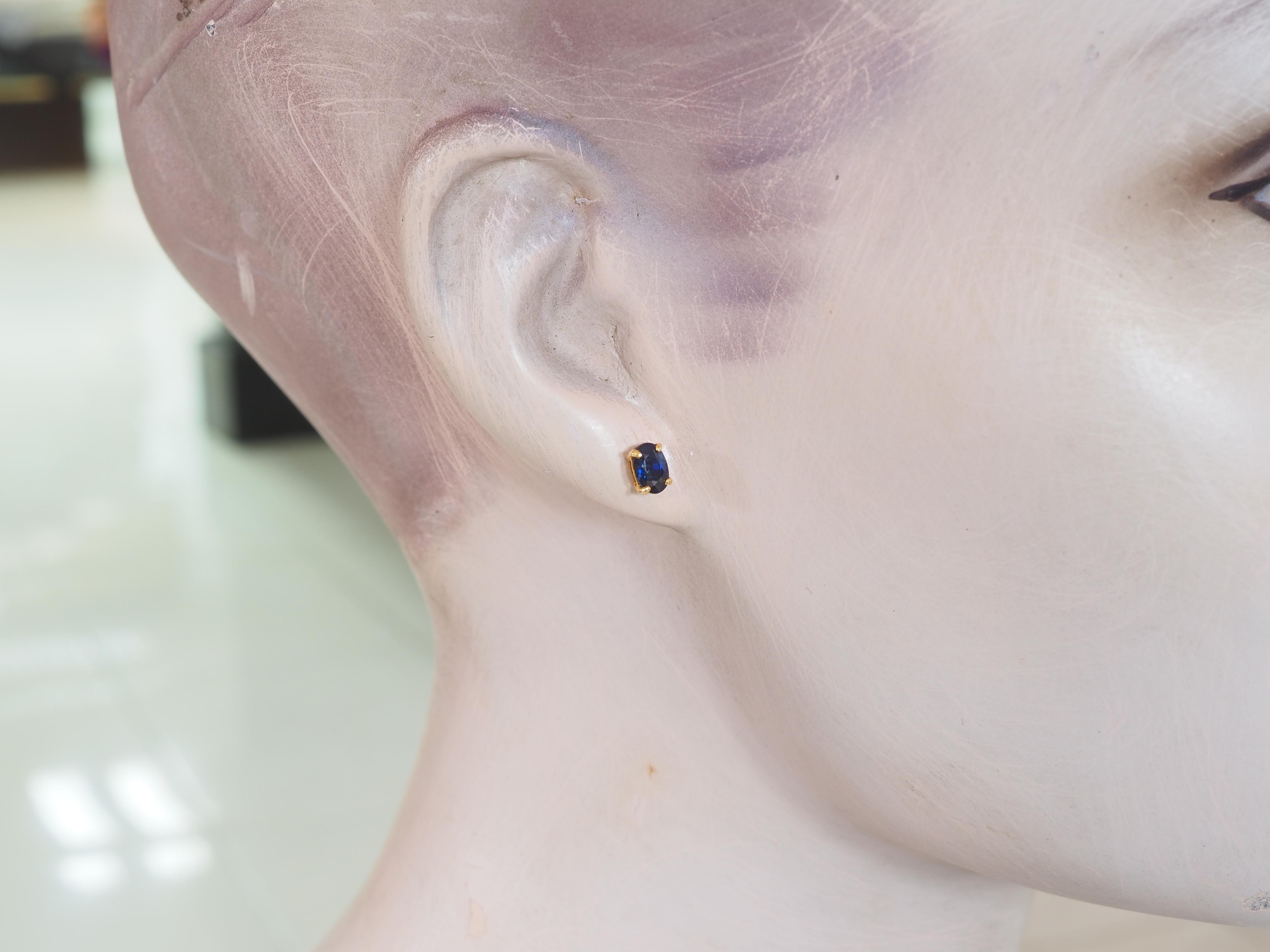 Orecchini a perno in oro 18 carati con zaffiro ovale blu intenso tailandese da 1,40 carati in vendita 3
