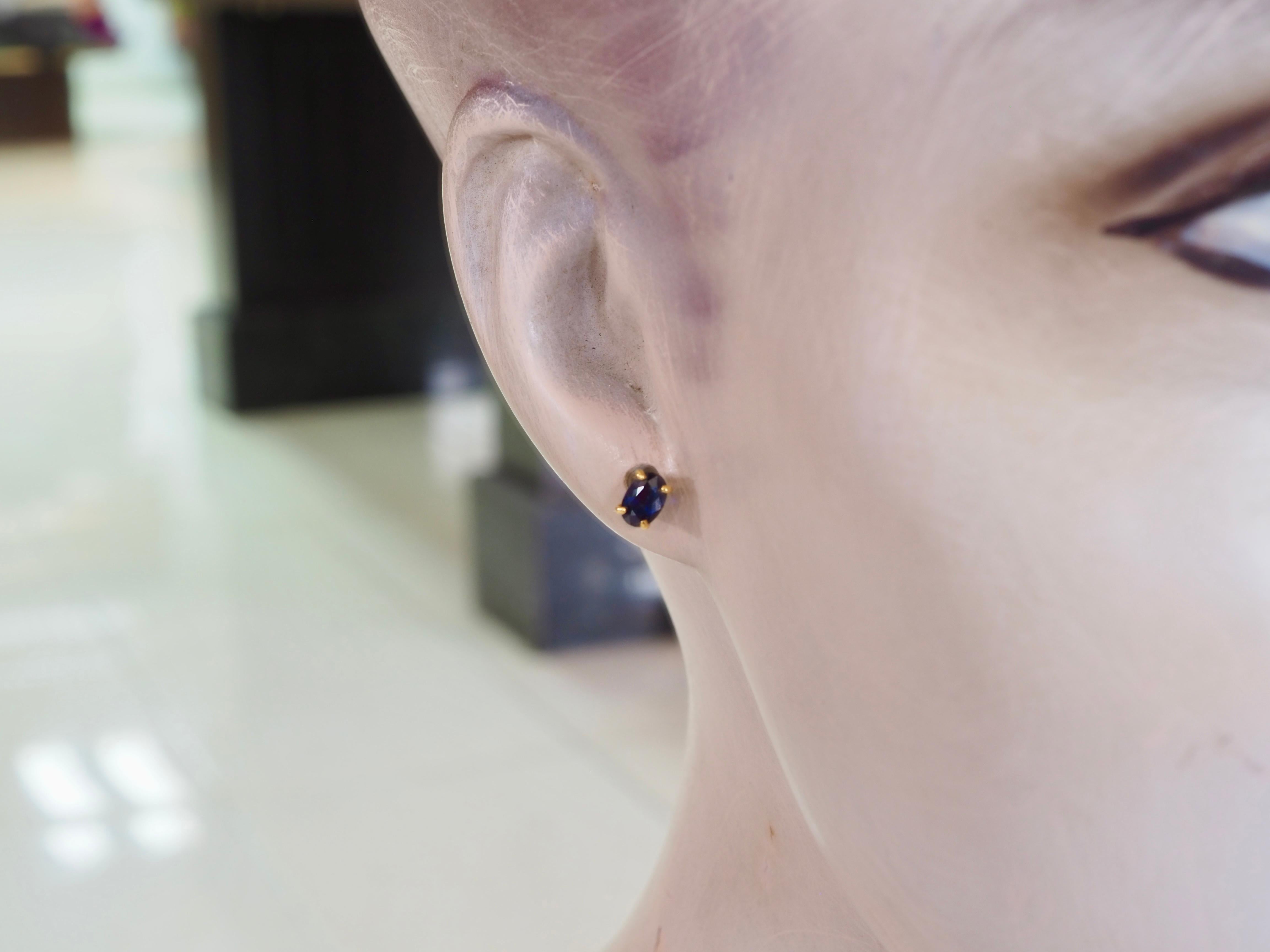 Orecchini a perno in oro 18 carati con zaffiro ovale blu intenso tailandese da 1,40 carati in vendita 4