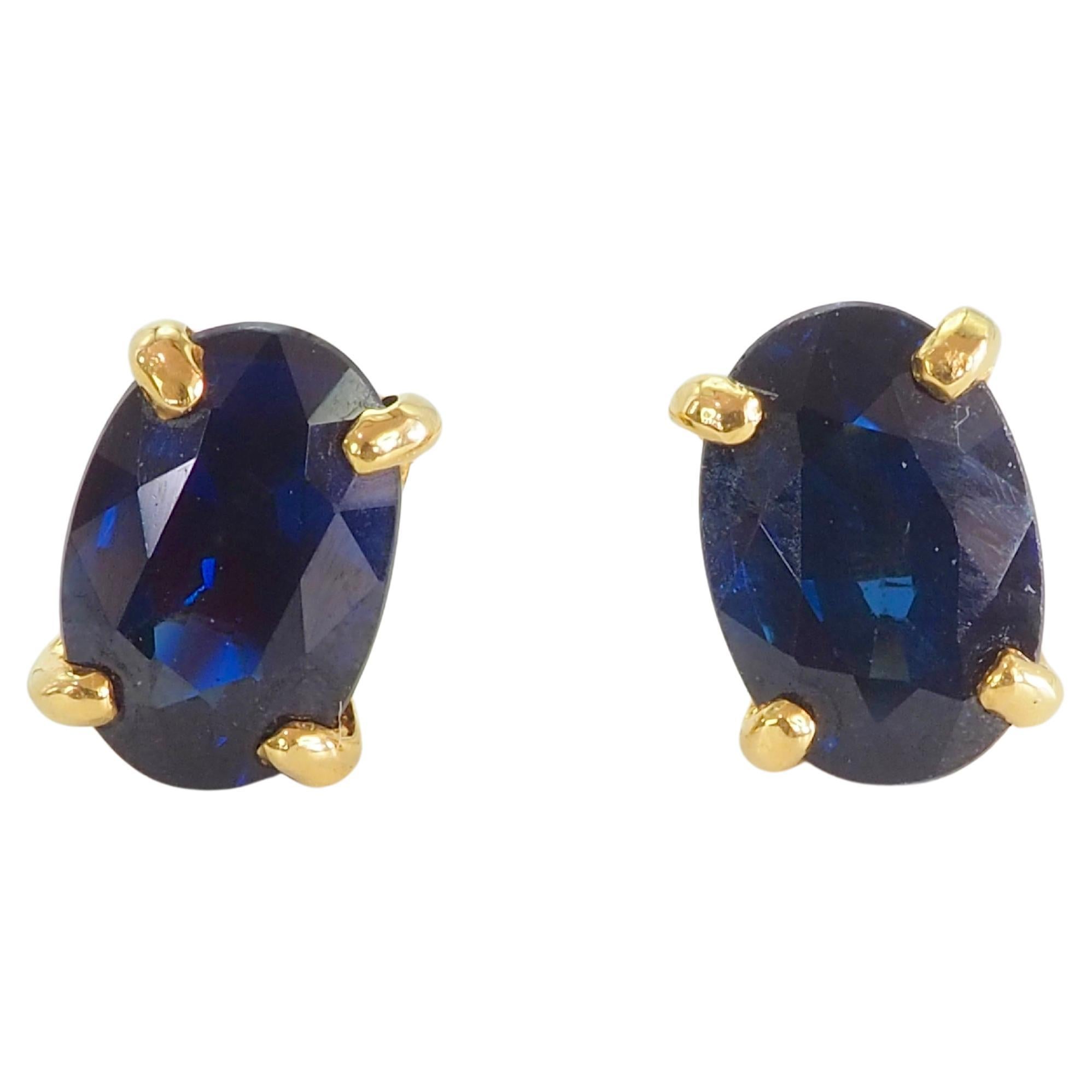 Boucles d
oreilles en or 18 carats 1.40ct Oval Deep Blue Thai Sapphire Fine Stud Ears