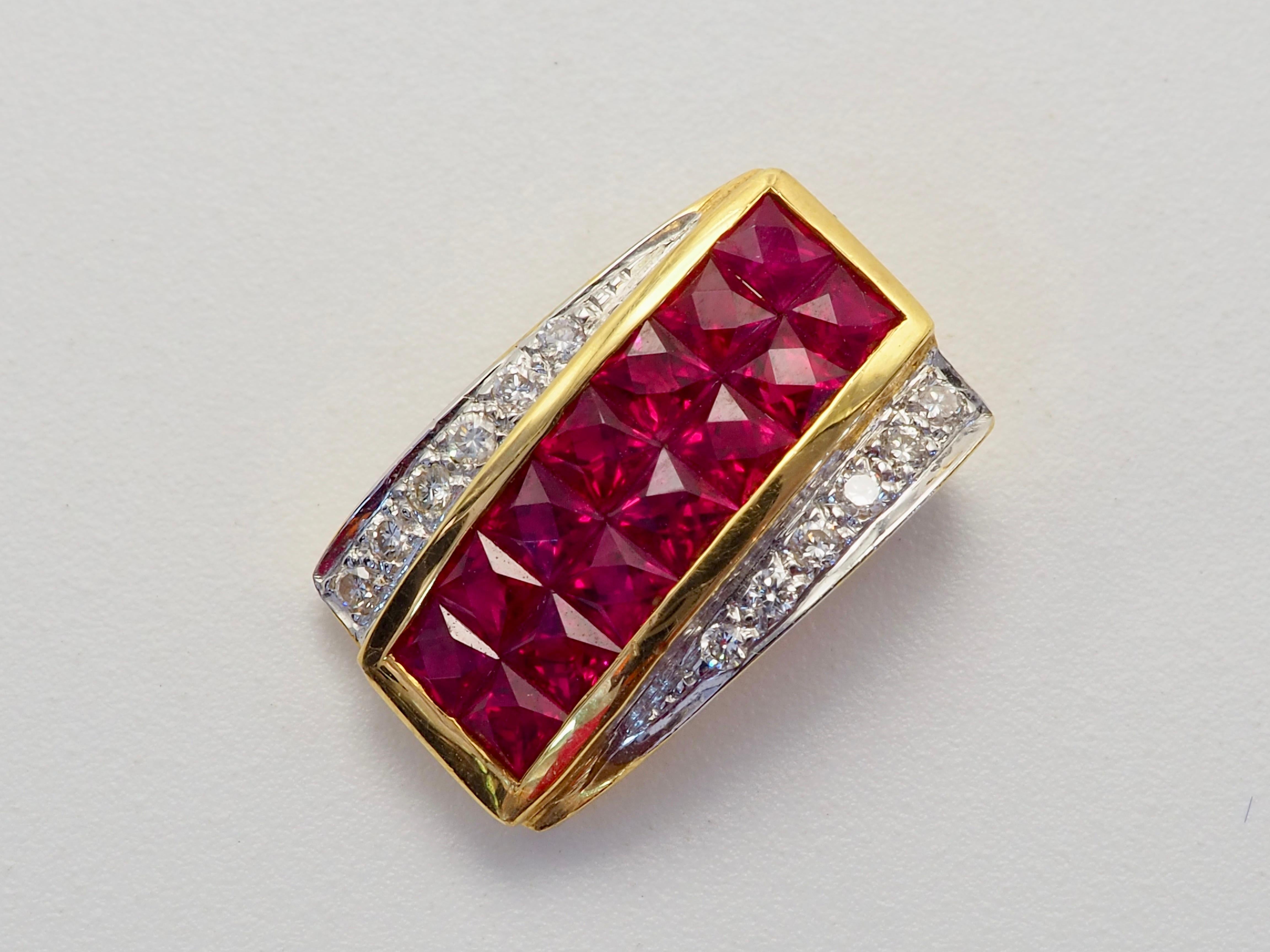 Un colgante realzador bonito y de calidad con un rubí cuadrado invisible engastado con precisión. Los diamantes son brillantes y claros.

Detalles del producto:

Metal: Oro macizo de 18 quilates
Color del metal: Oro amarillo
Colgante realzador alto